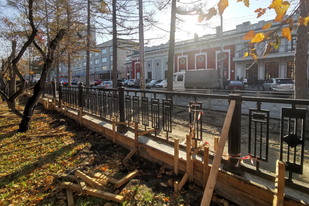 Работы по восстановлению исторического ограждения