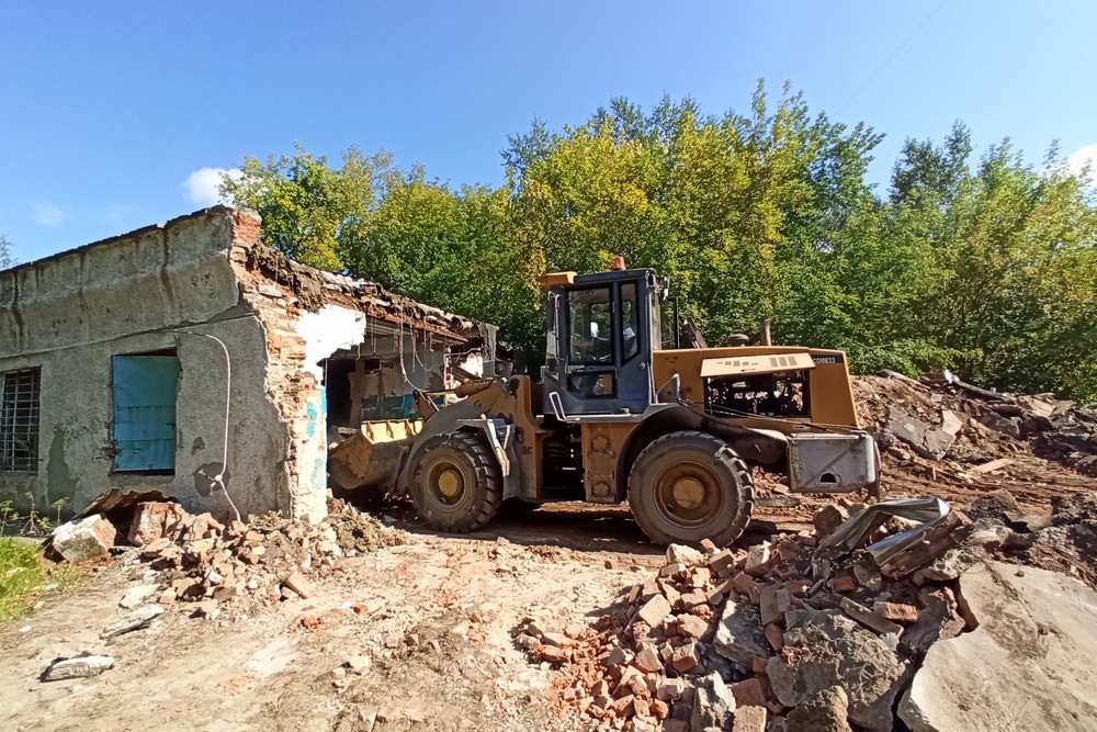 Техника разбирает остатки рухнувшей стены возле школы №57. Август 2021 года