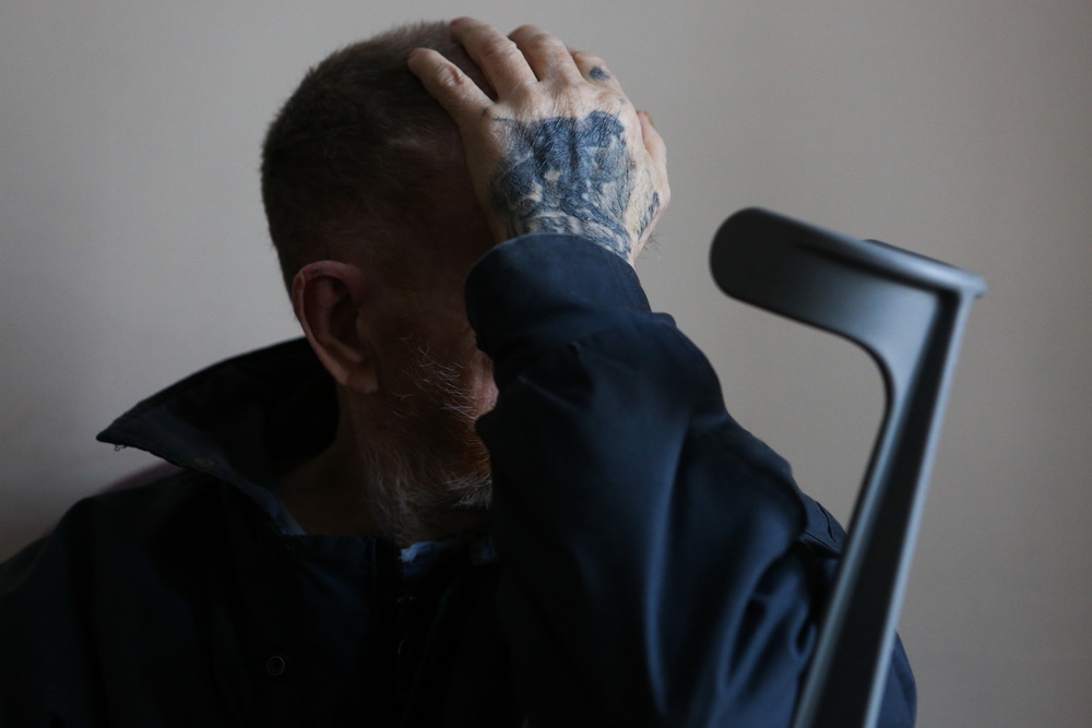 Чтобы здешние постояльцы открылись, вышли из своей угрюмости и серости — требуется много времени.