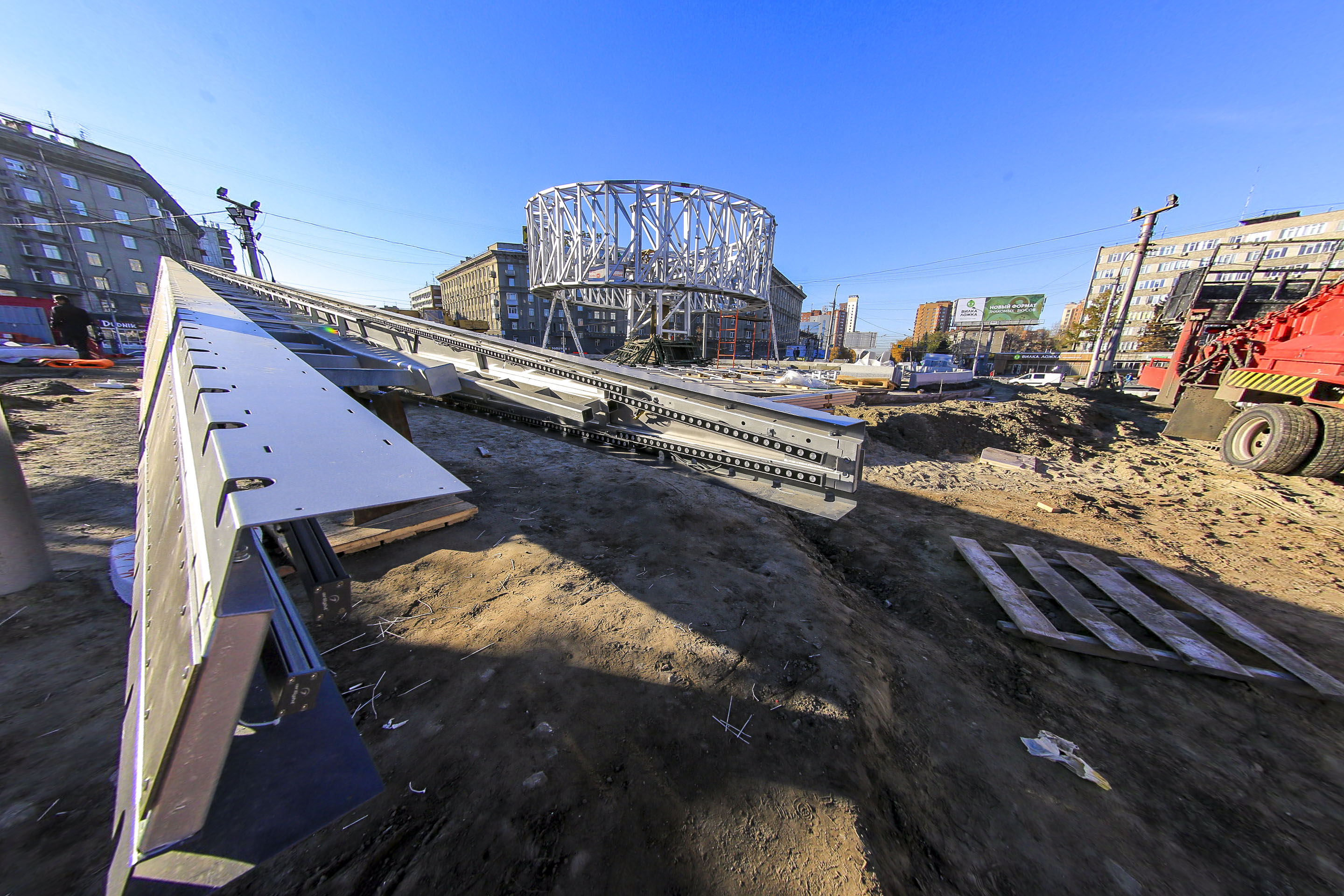 Установка шпиля стелы «Новосибирск — город трудовой доблести». 14 октября 2022 года