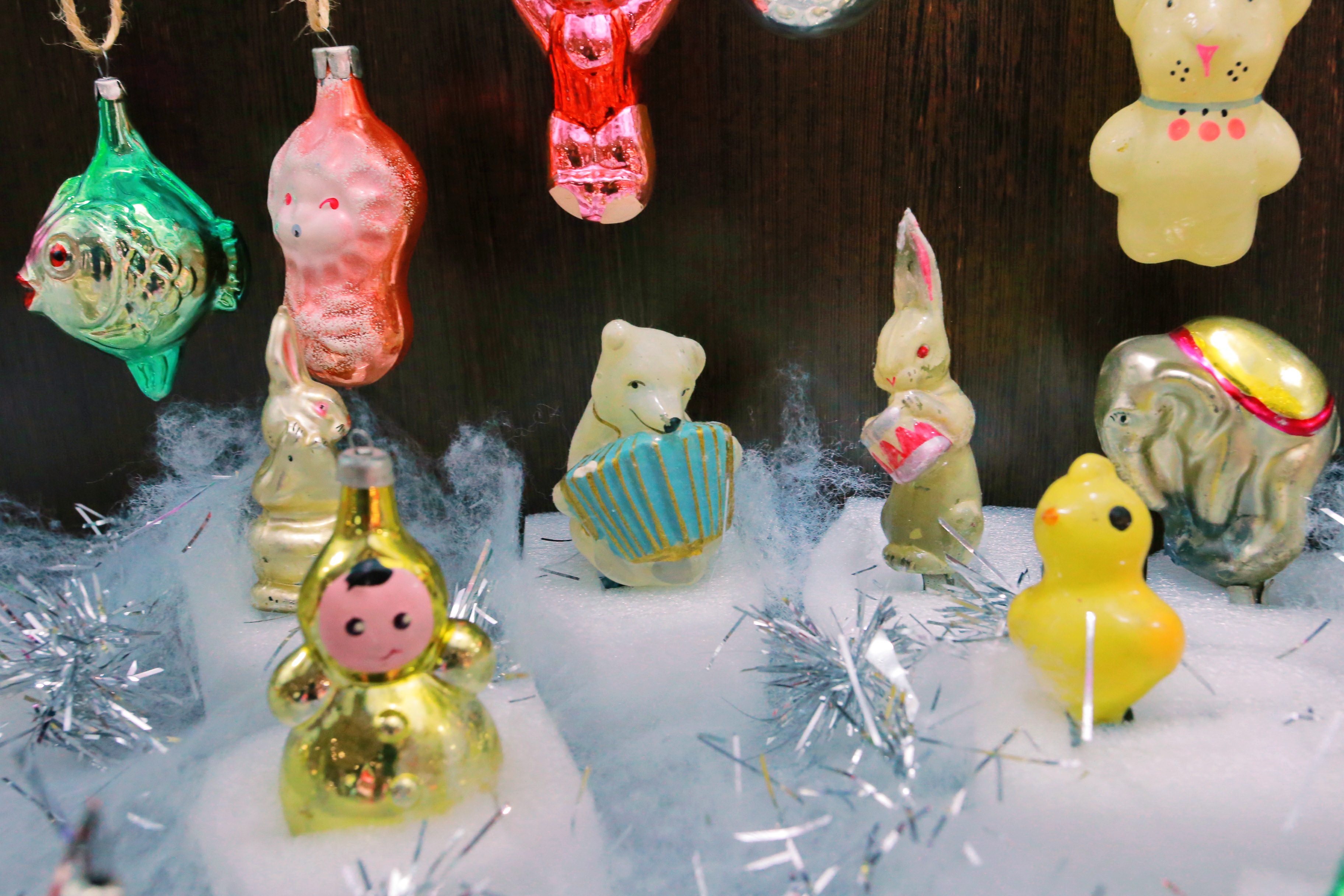 Ниже — фигурки зверей, птиц, насекомых, а также снежинки и бантики.