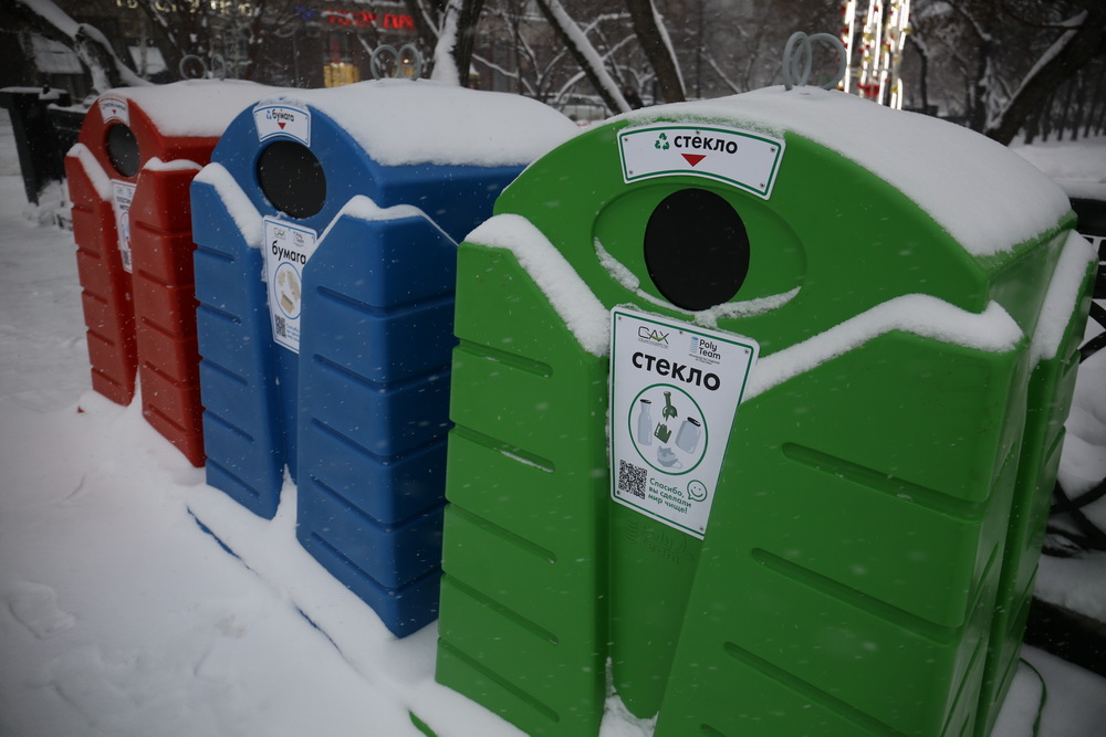 Контейнеры для раздельного сбора мусора на площади Ленина. Декабрь 2021 года