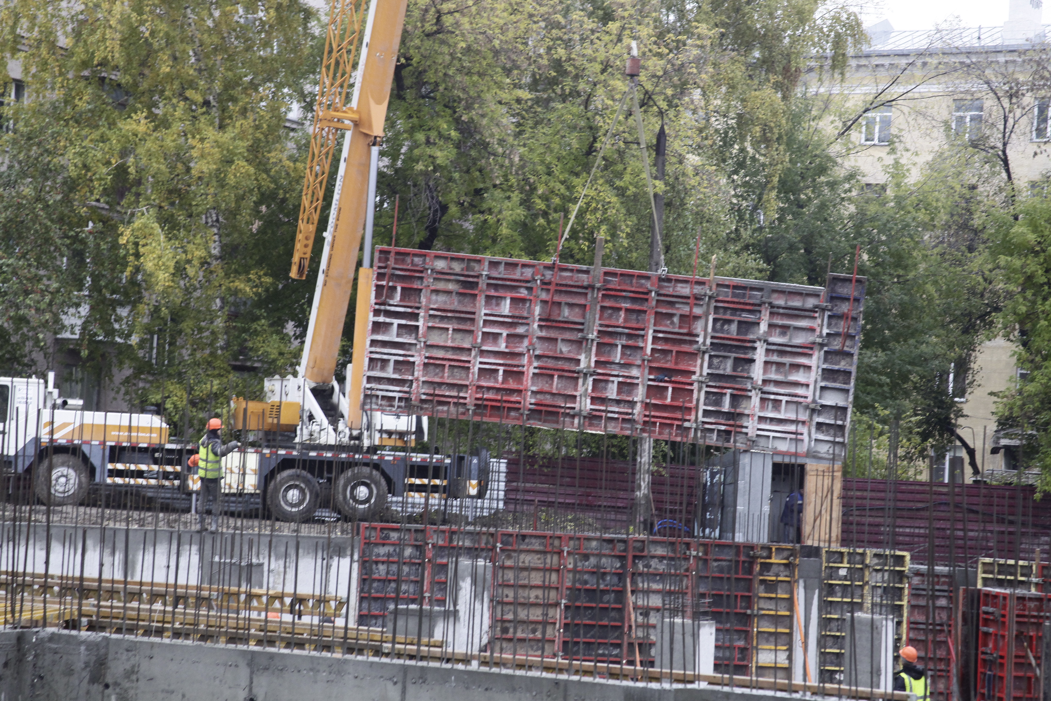 Строительство школы №54 на улице Крылова. Октябрь 2021 года