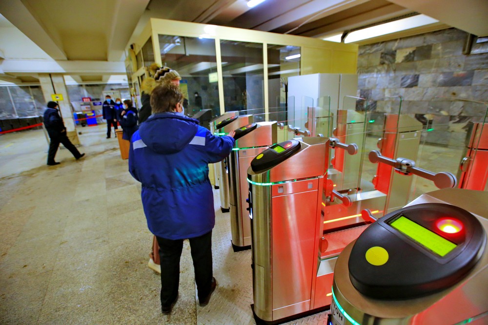 Новые турникеты на станции «Речной вокзал». Декабрь 2021 года