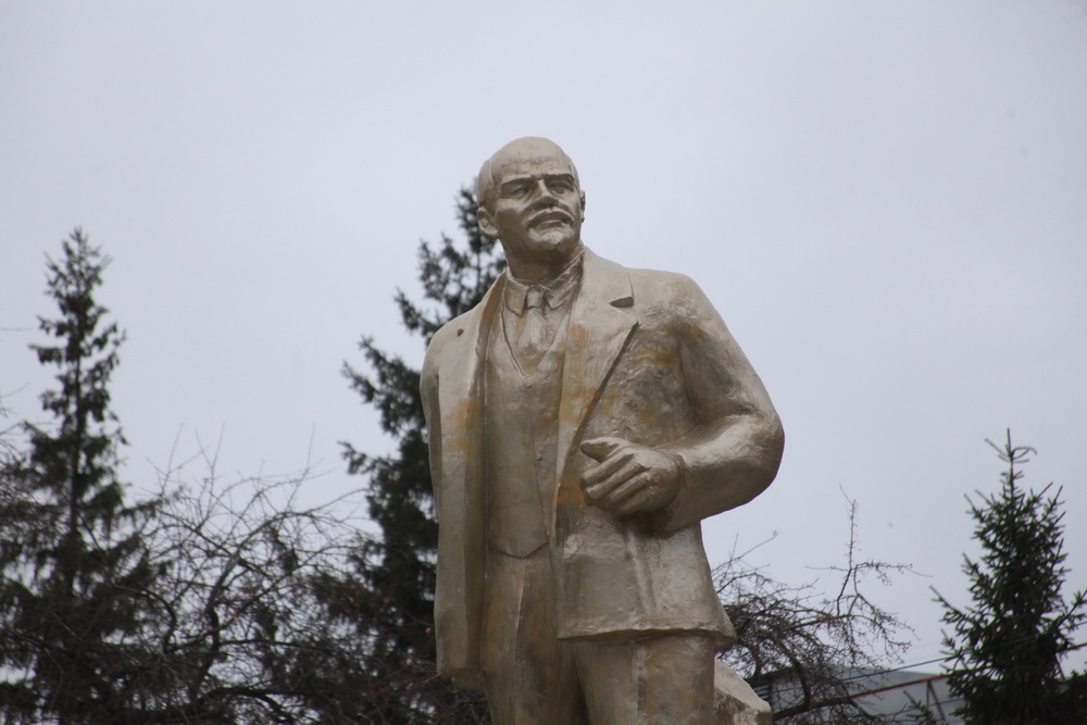 Памятник возле администрации Ленинского района