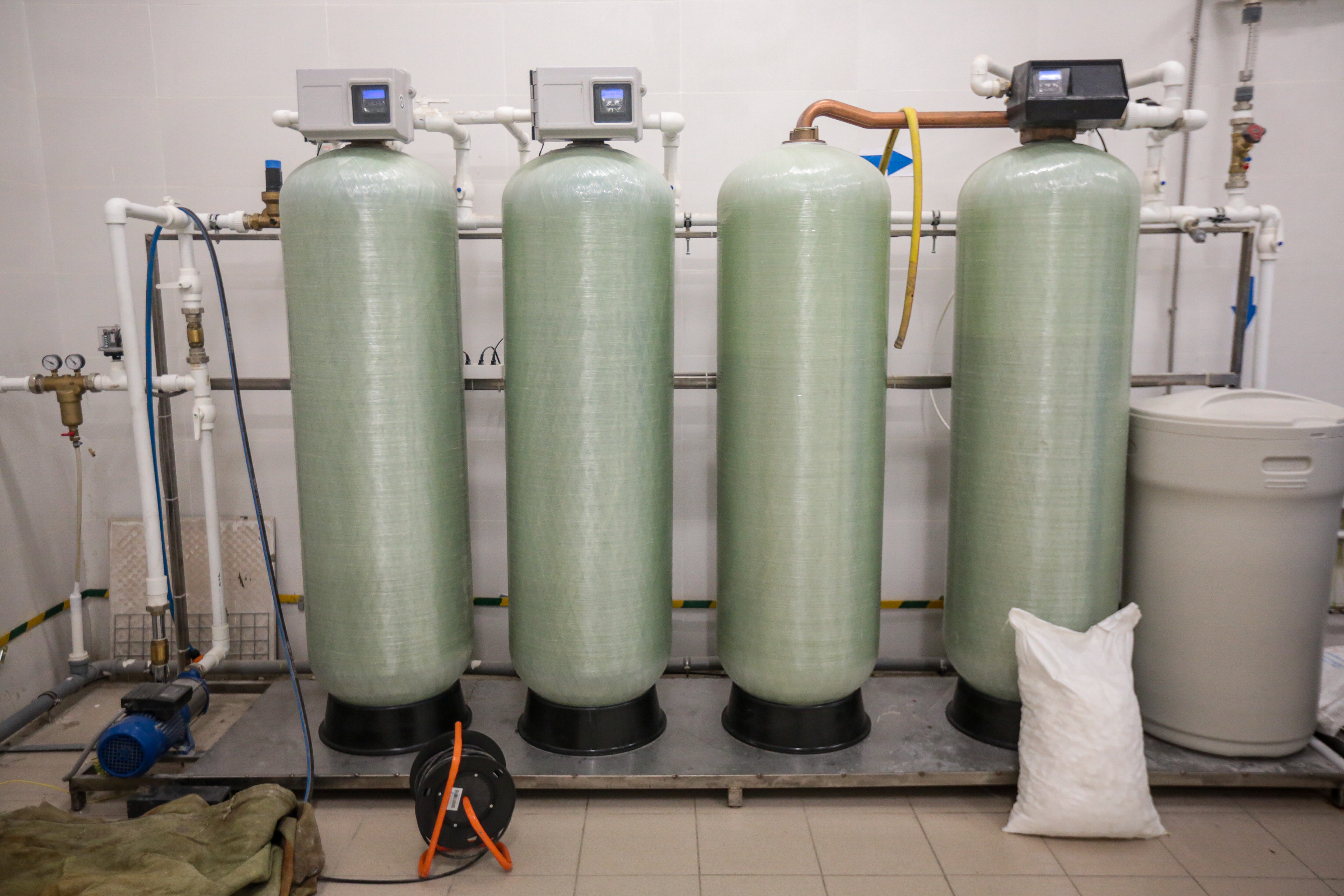 Вода проходит фильтрацию, накапливается в баке объёмом шесть кубов и нагревается до +55 градусов