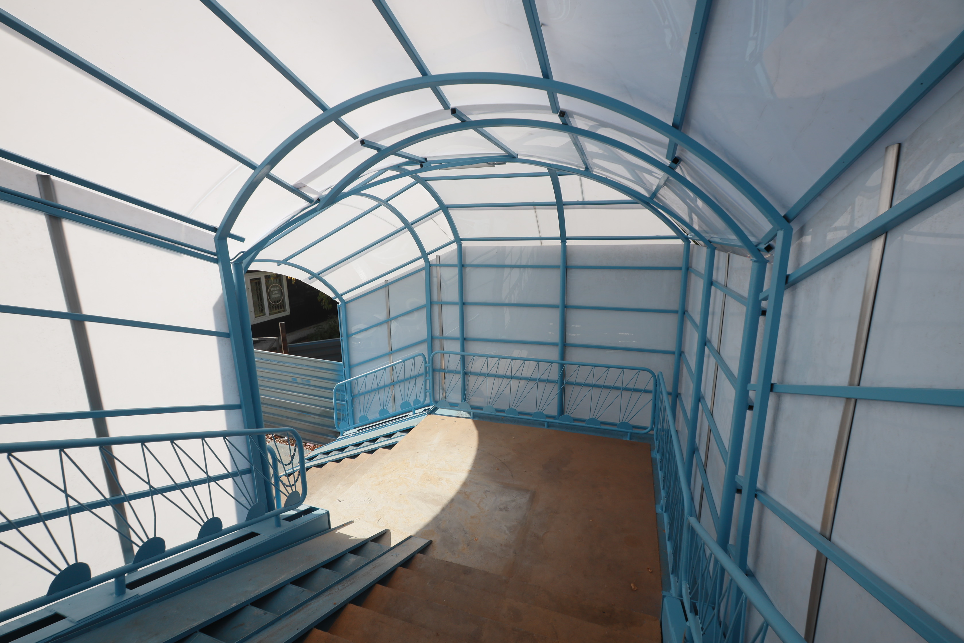 Пешеходный мост возле остановки «Прибрежный переулок»