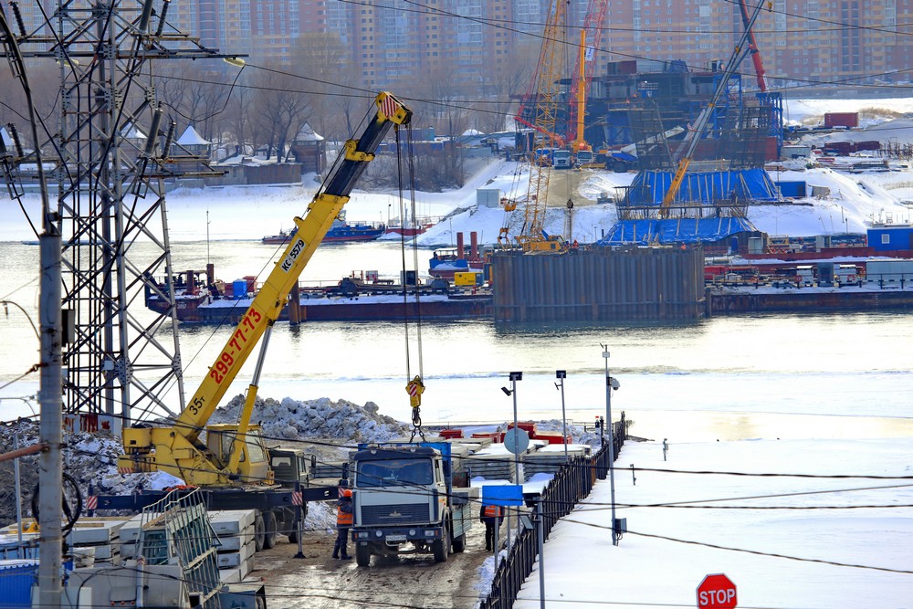 Вид на стройку моста с правого берега. Март 2021 года