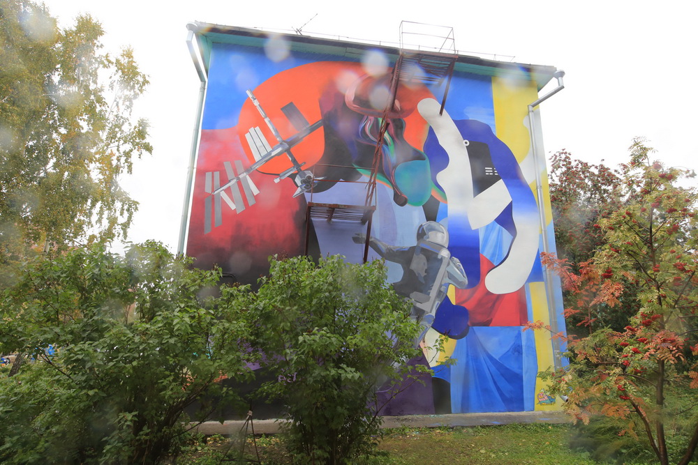 Граффити с Гагариным нарисовали на домах 30-х годов в Новосибирске