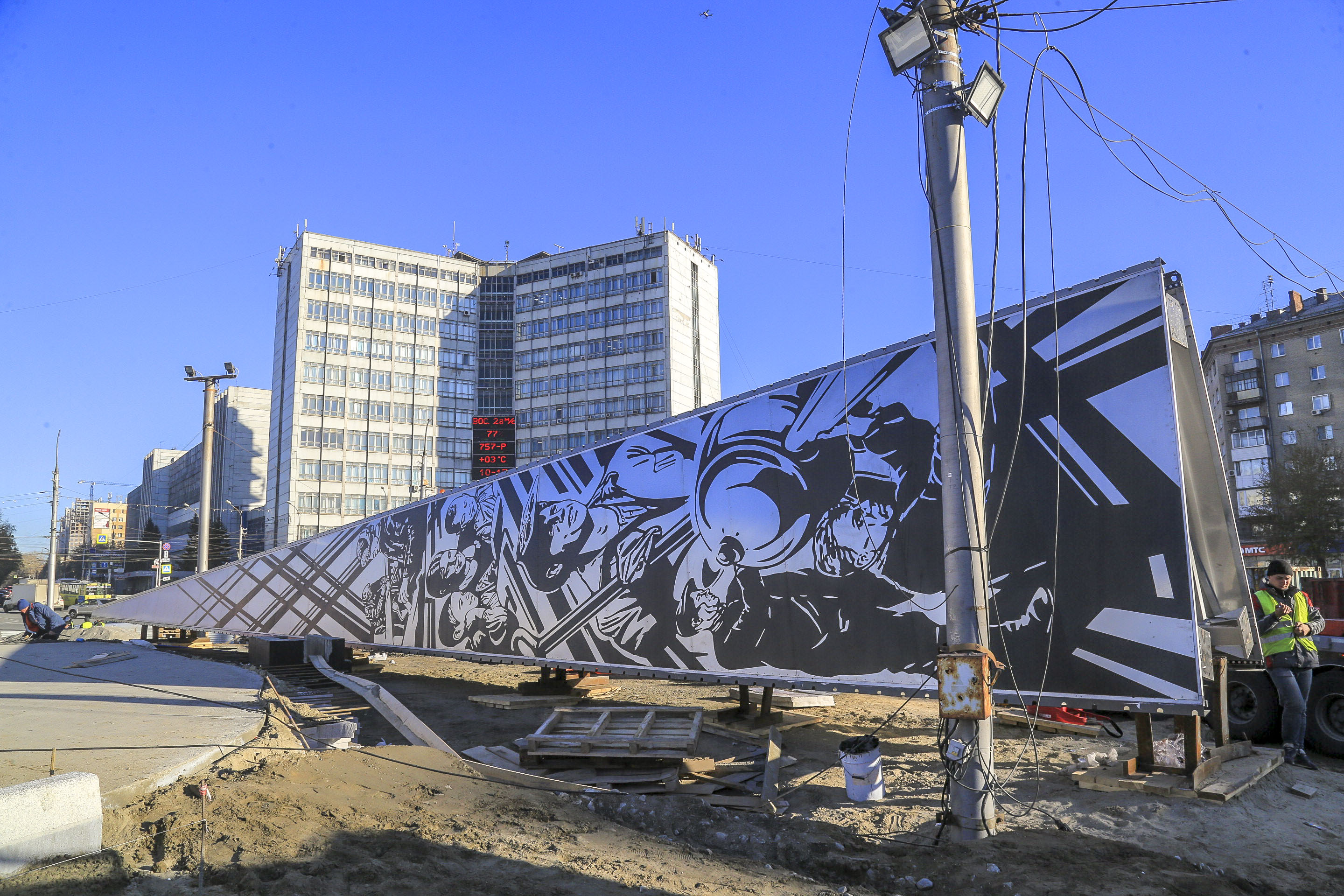 Установка шпиля стелы «Новосибирск — город трудовой доблести». 14 октября 2022 года