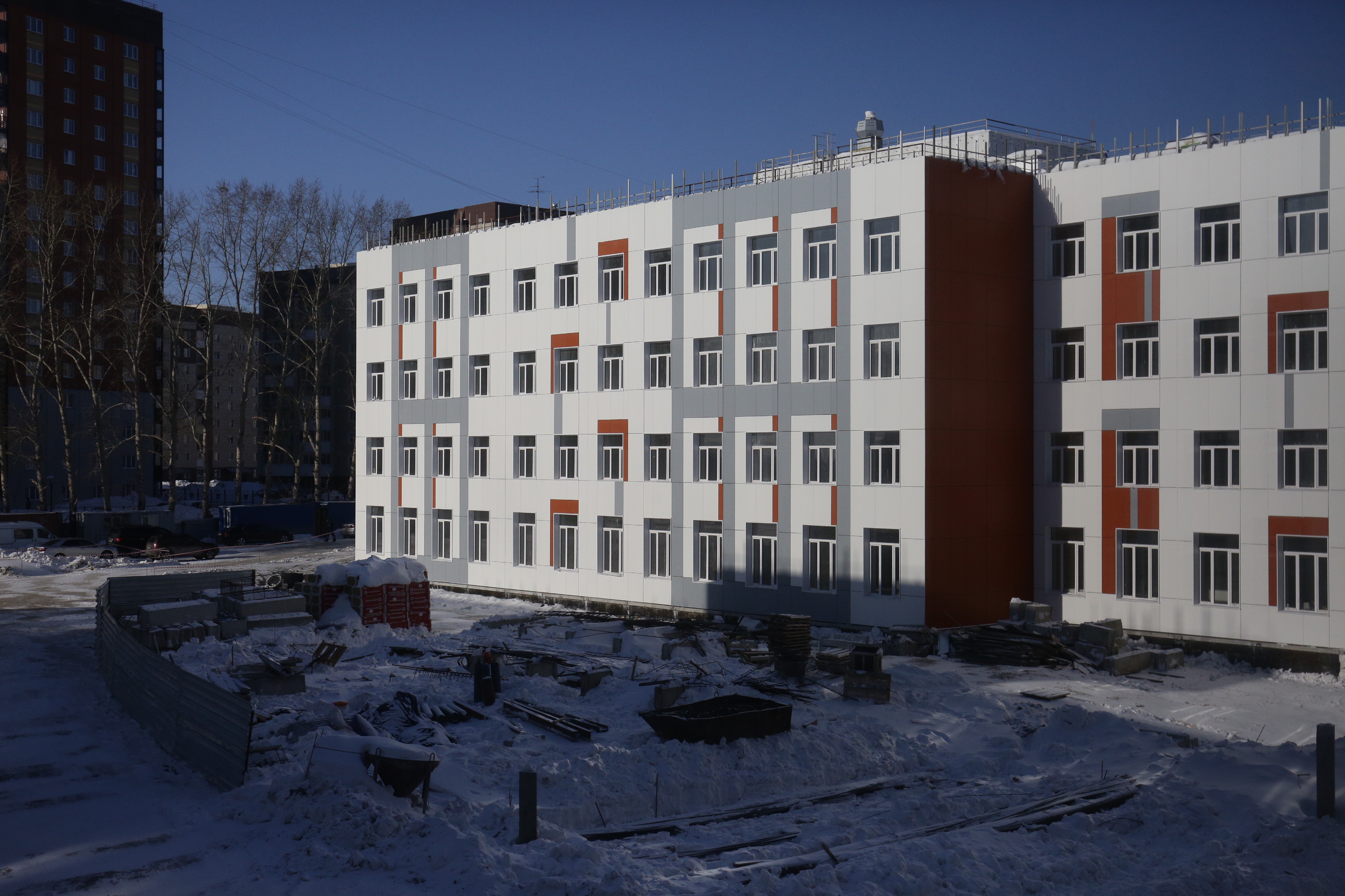 Школа на улице Михаила Немыткина. Март 2021 года