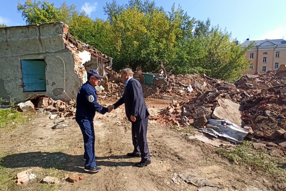 Техника разбирает остатки рухнувшей стены возле школы №57. Август 2021 года