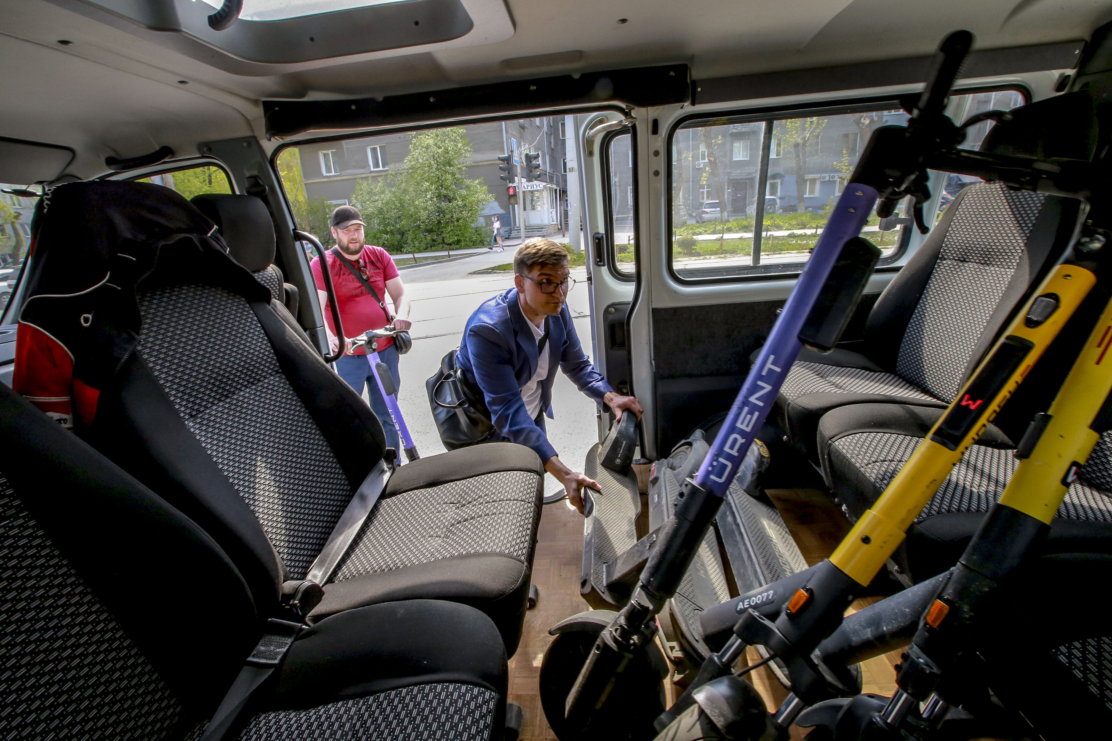 Изъятие хаотично припаркованных самокатов в центре Новосибирска (14 мая 2022 года)