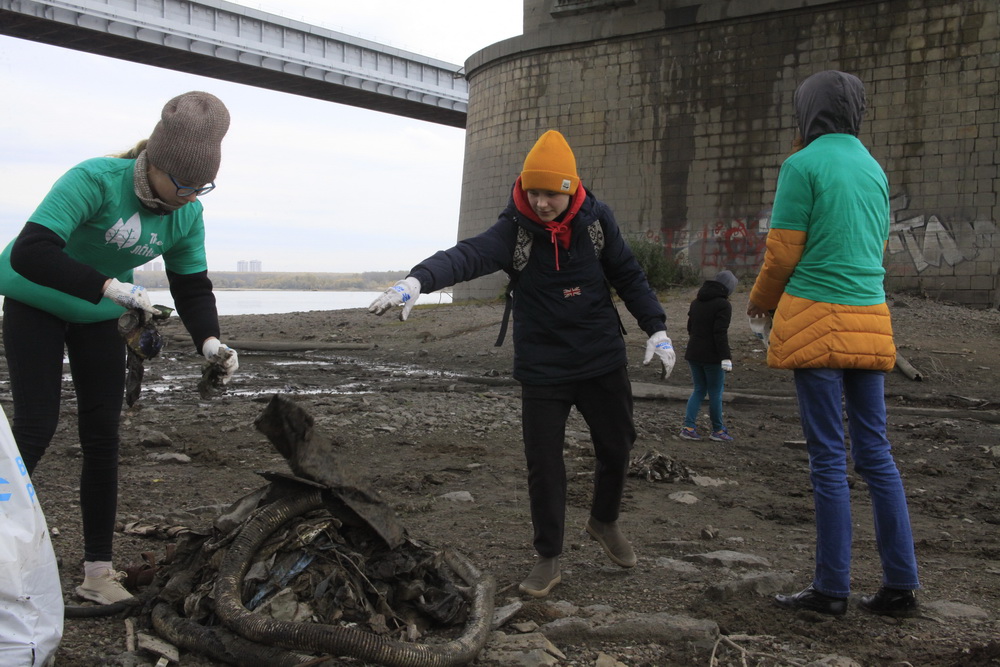 Сбор мусора на берегу Оби. Октябрь 2021 года