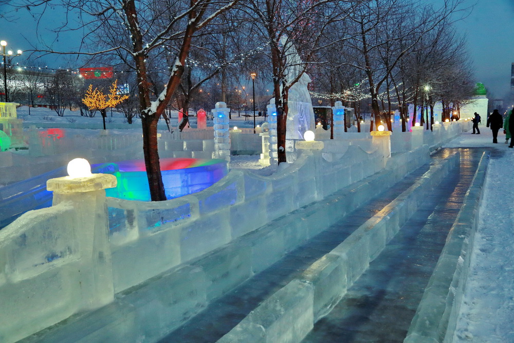 Ледовый городок на Михайловской набережной. Декабрь 2022 года