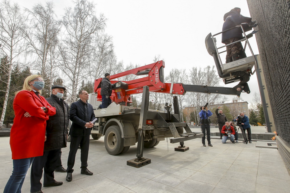 Замена металлических букв на Монументе Славы. Апрель 2020 года