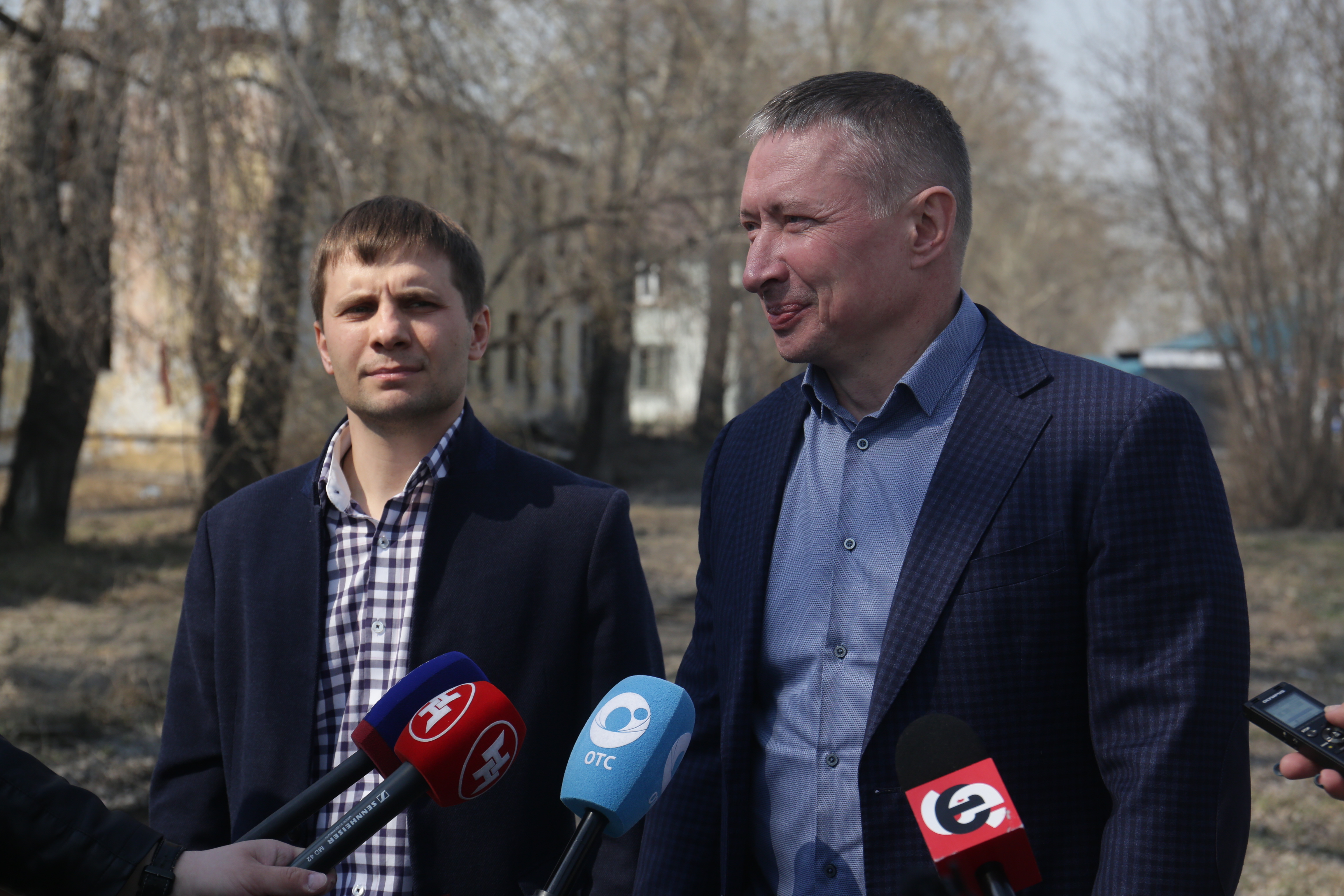 Представитель фонда «Социальная опора» Павел Горшков (слева) и глава Первомайского района Виталий Новосёлов (справа)