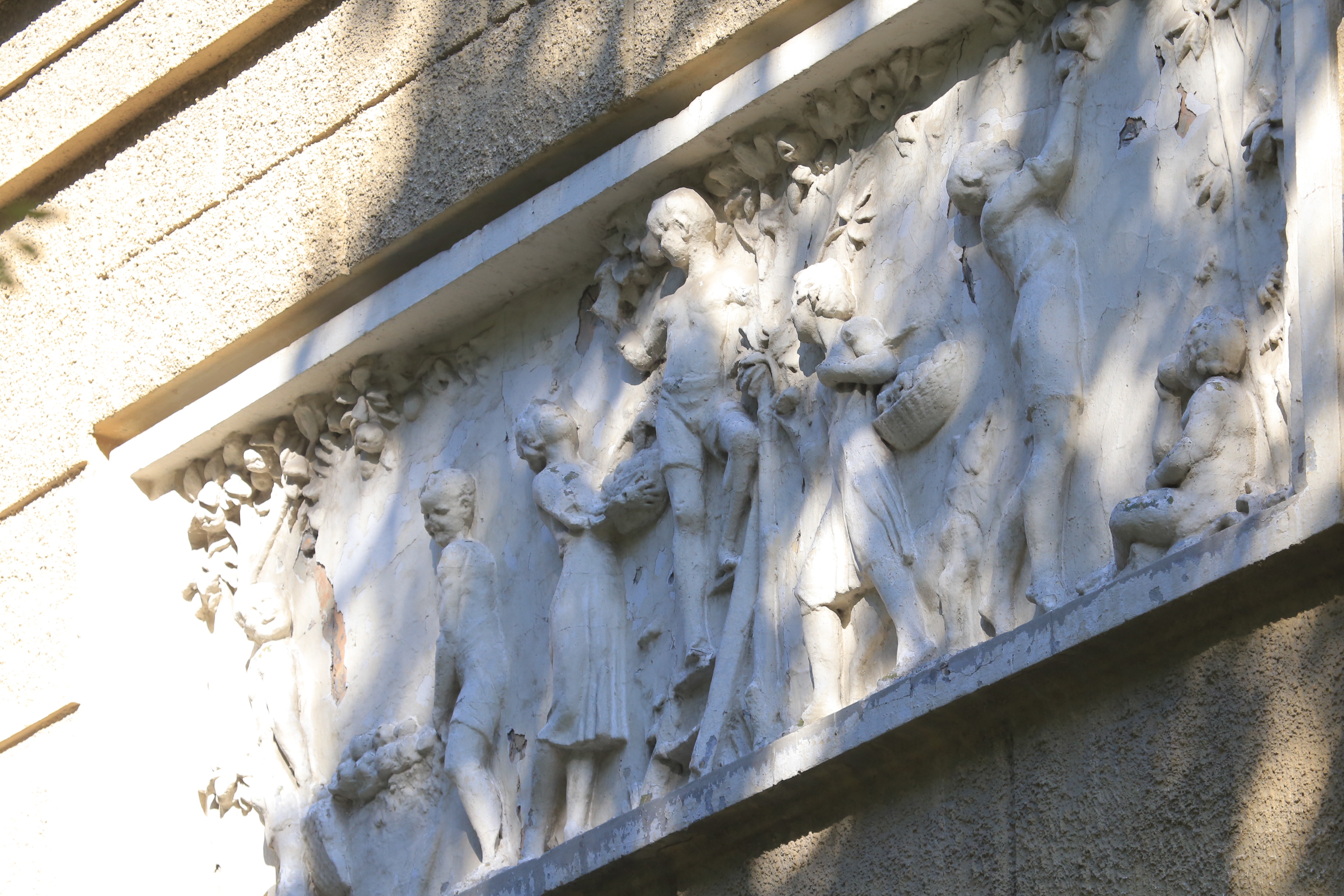 Барельефы на школе №54