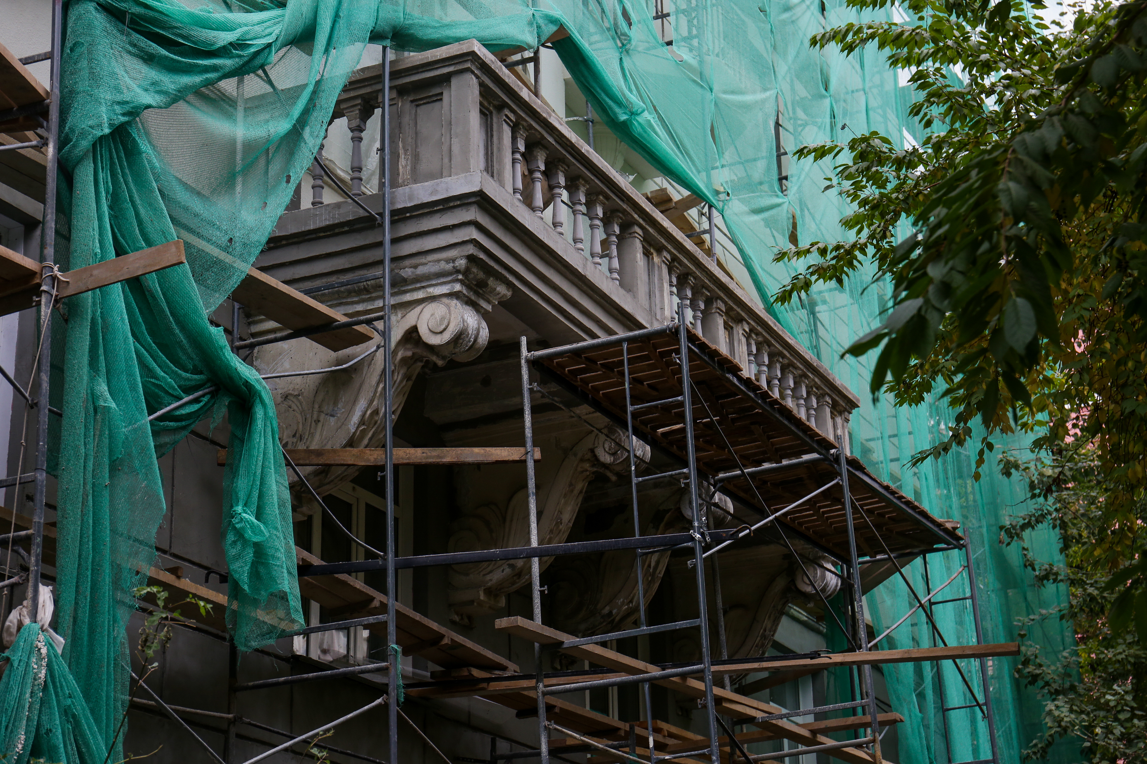 Реставрация декоративных элементов балкона в Доме Томской ЖД на Урицкого, 35. Фото:  nsknews.info