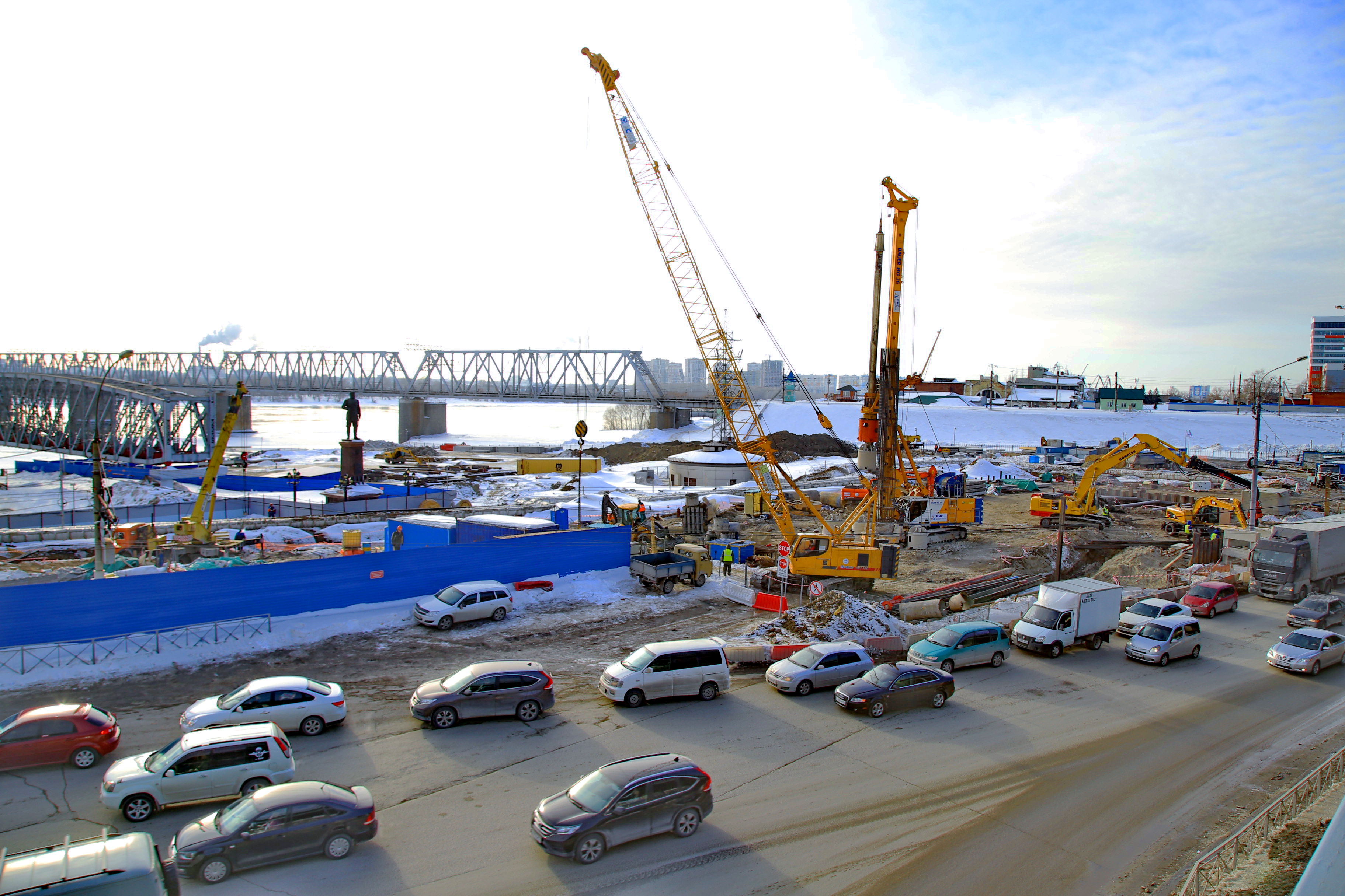 Вид на стройку моста с правого берега. Март 2021 года