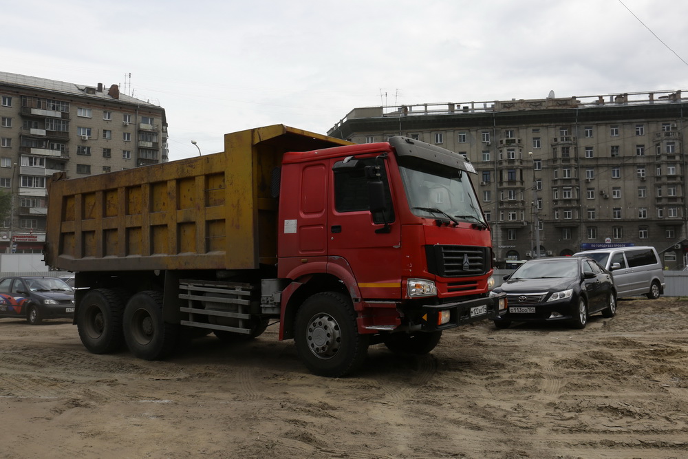 Подготовка к установке стелы на площади Калинина. Июнь 2022 года