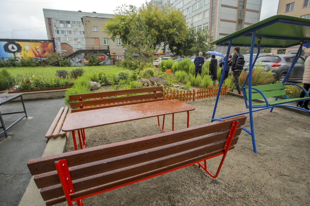 Во дворе ТОСа «Новониколаевский» на улице Советской