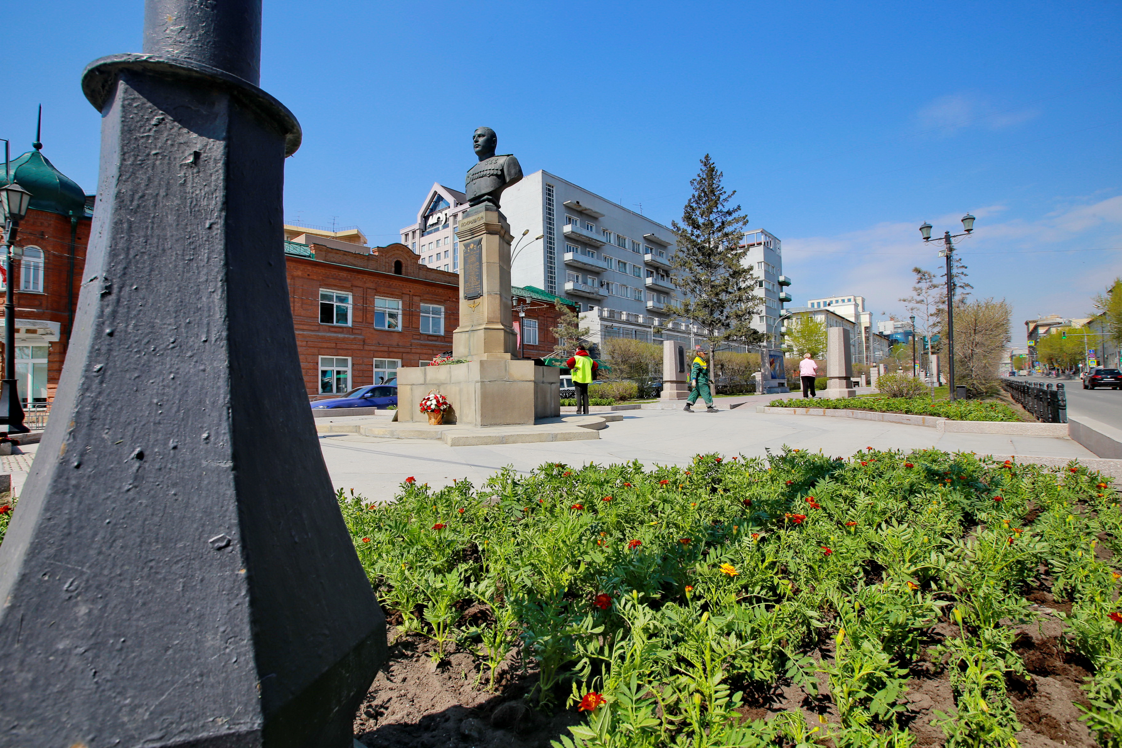 Ярко-красные бархатцы высадили у памятника Покрышкину в Новосибирске