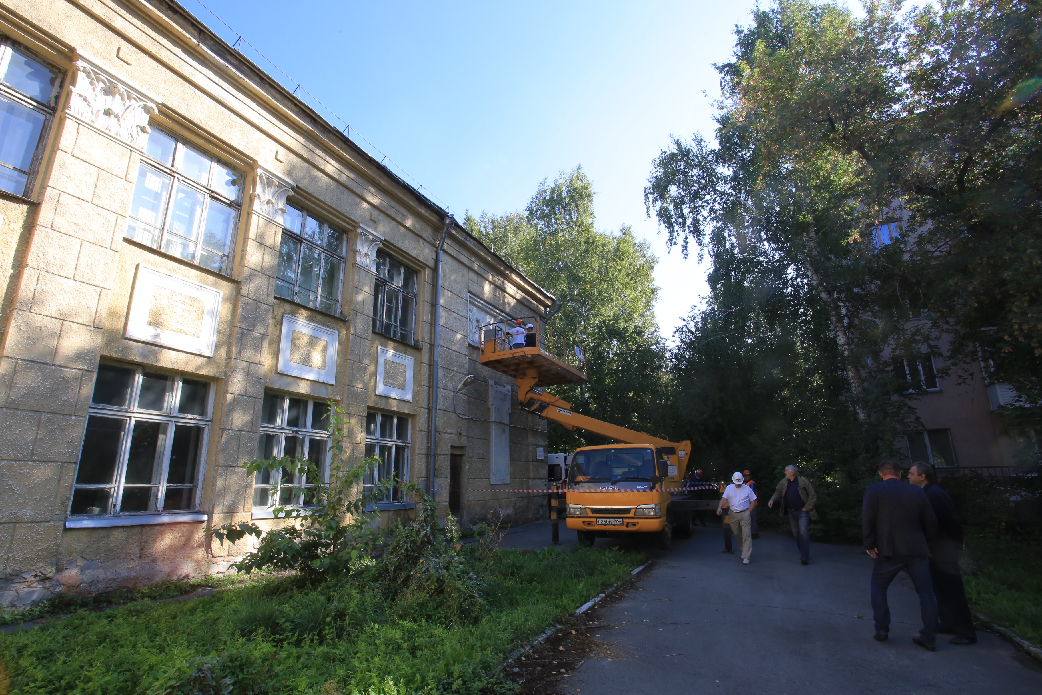 Барельефы на школе №54