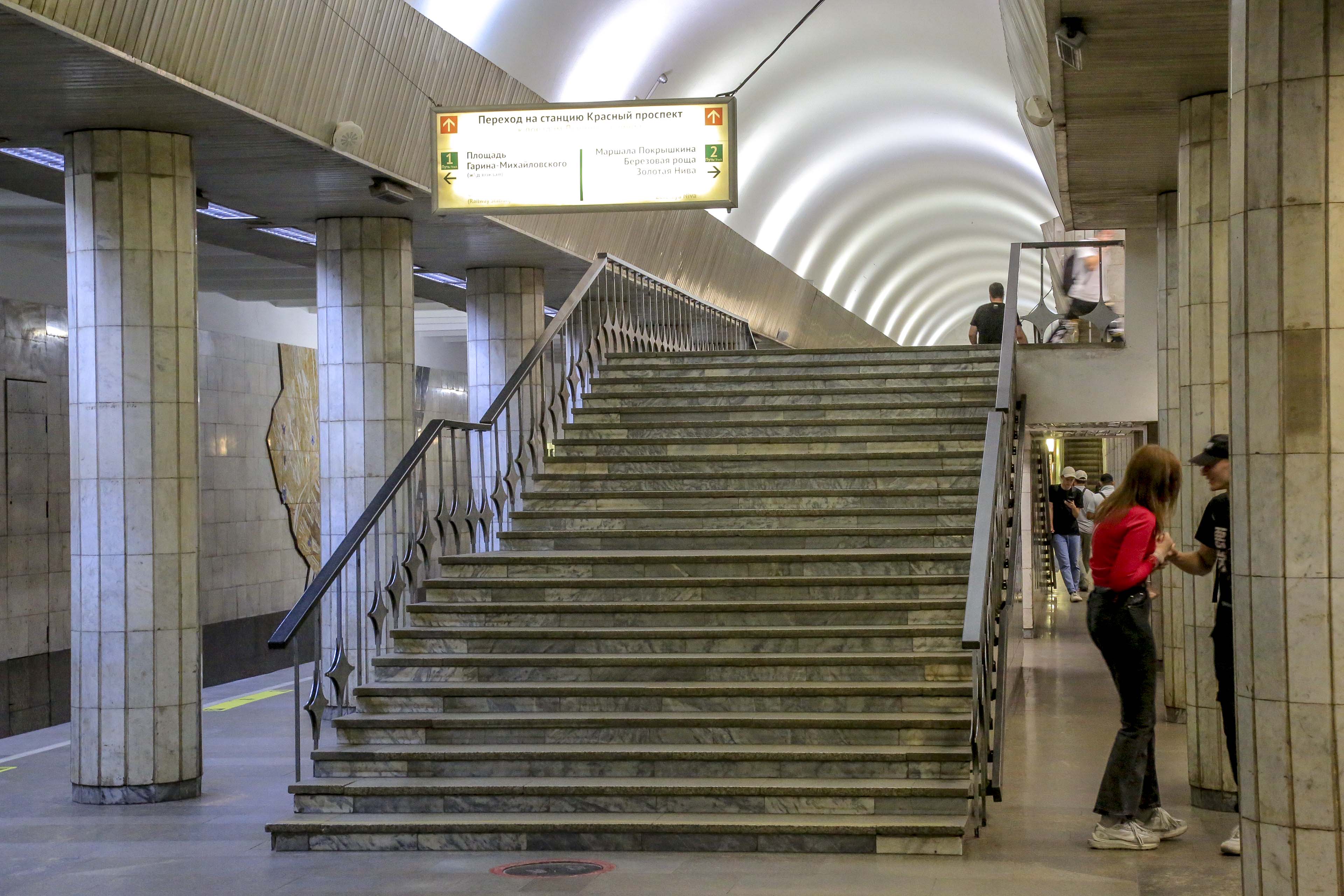 Станция метро «Сибирская»