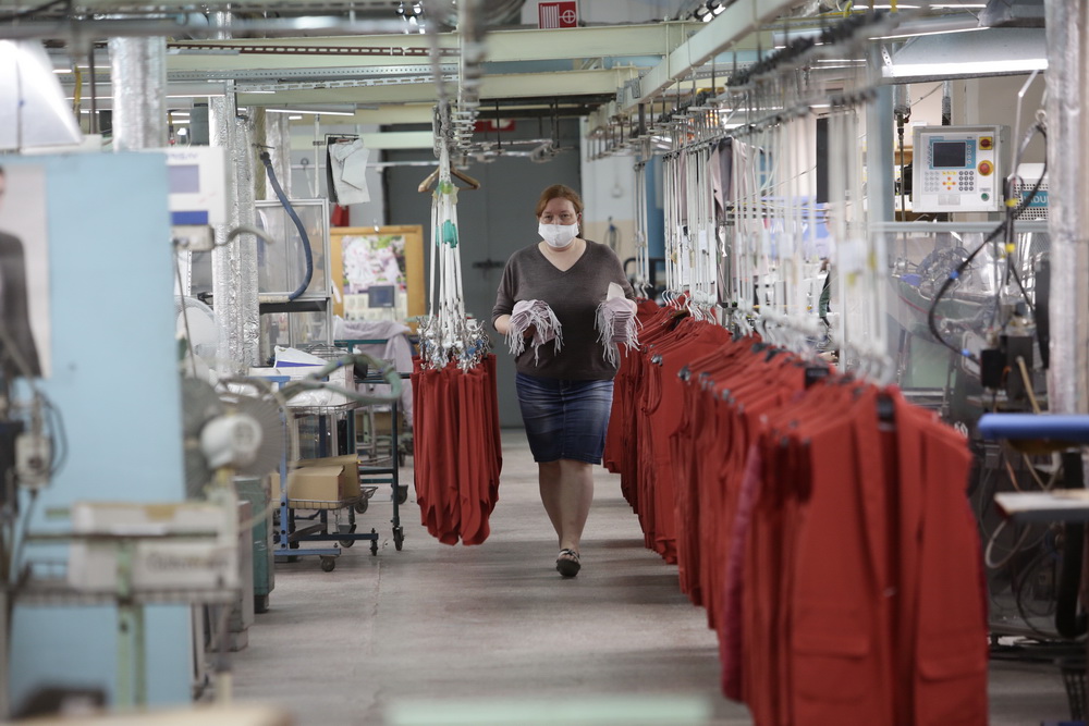 Производство масок на фабрике «Синар»