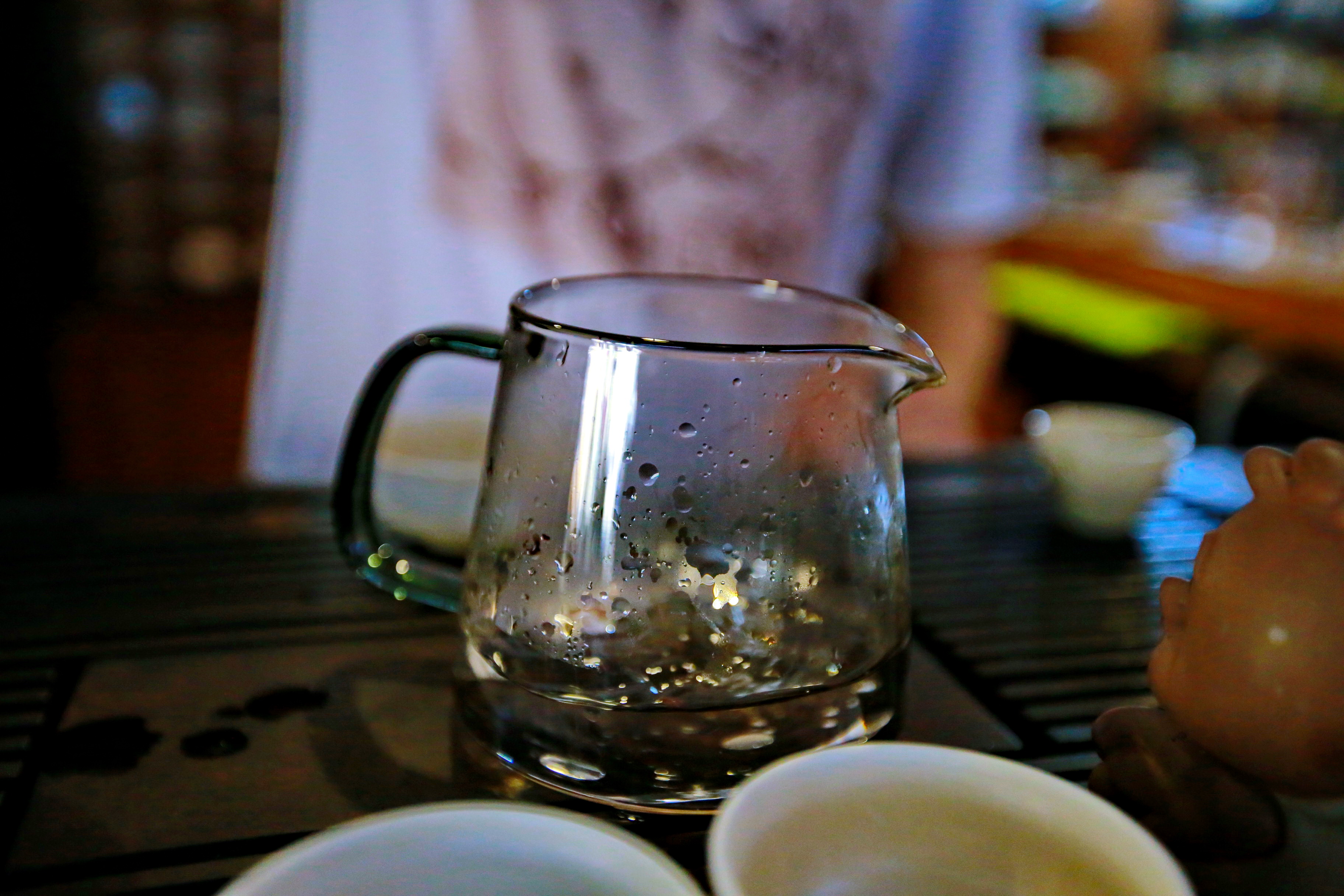 Перед работой можно забежать взбодриться чаем «Да Хун Пао», что в переводе с китайского означает «большой красный халат». Есть легенда, что этот чай собирают в горах обезьянки, одетые в алые бархатные халаты.