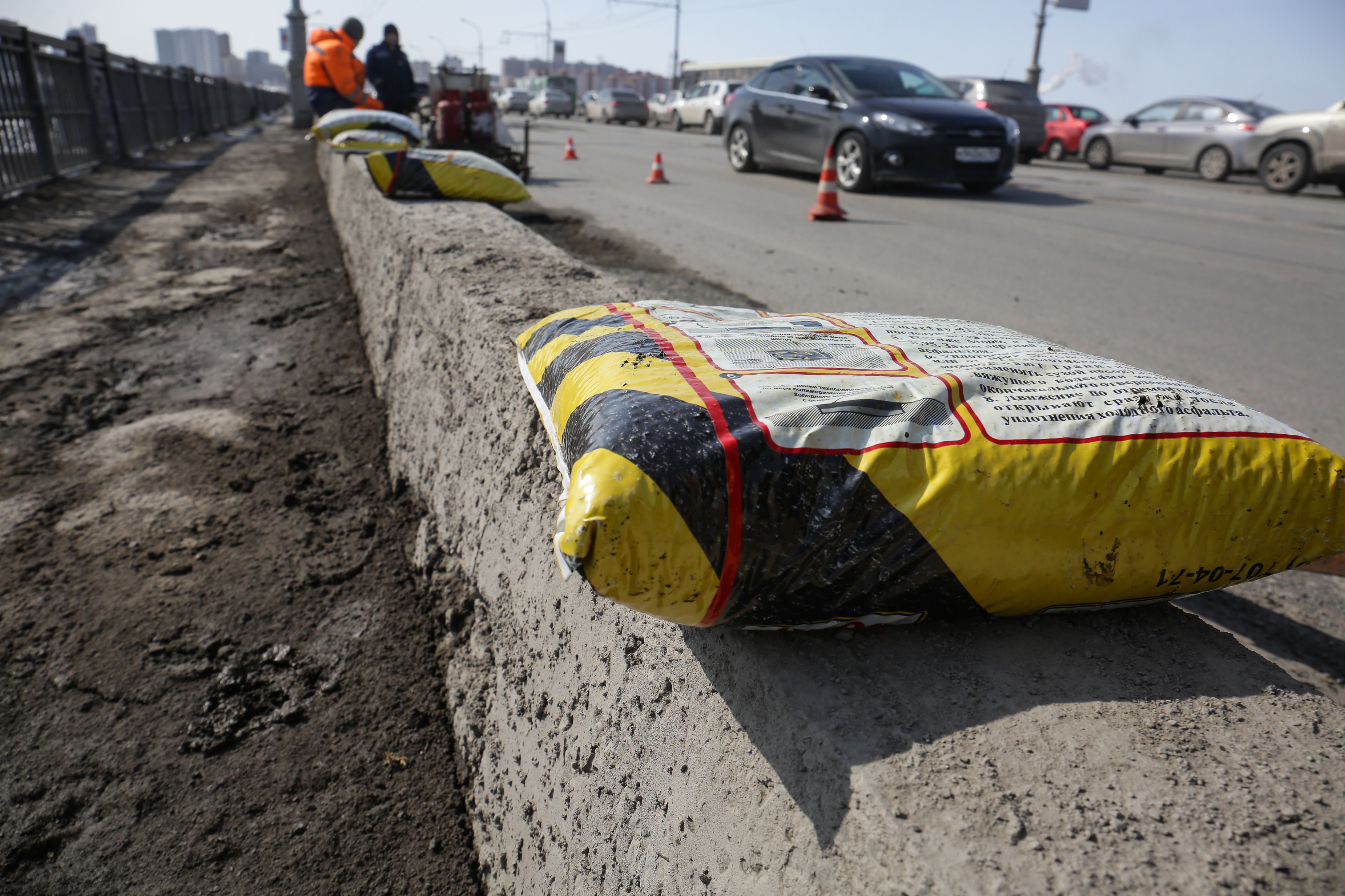 Ямочный ремонт дорог холодным асфальтом.  Апрель 2021 года