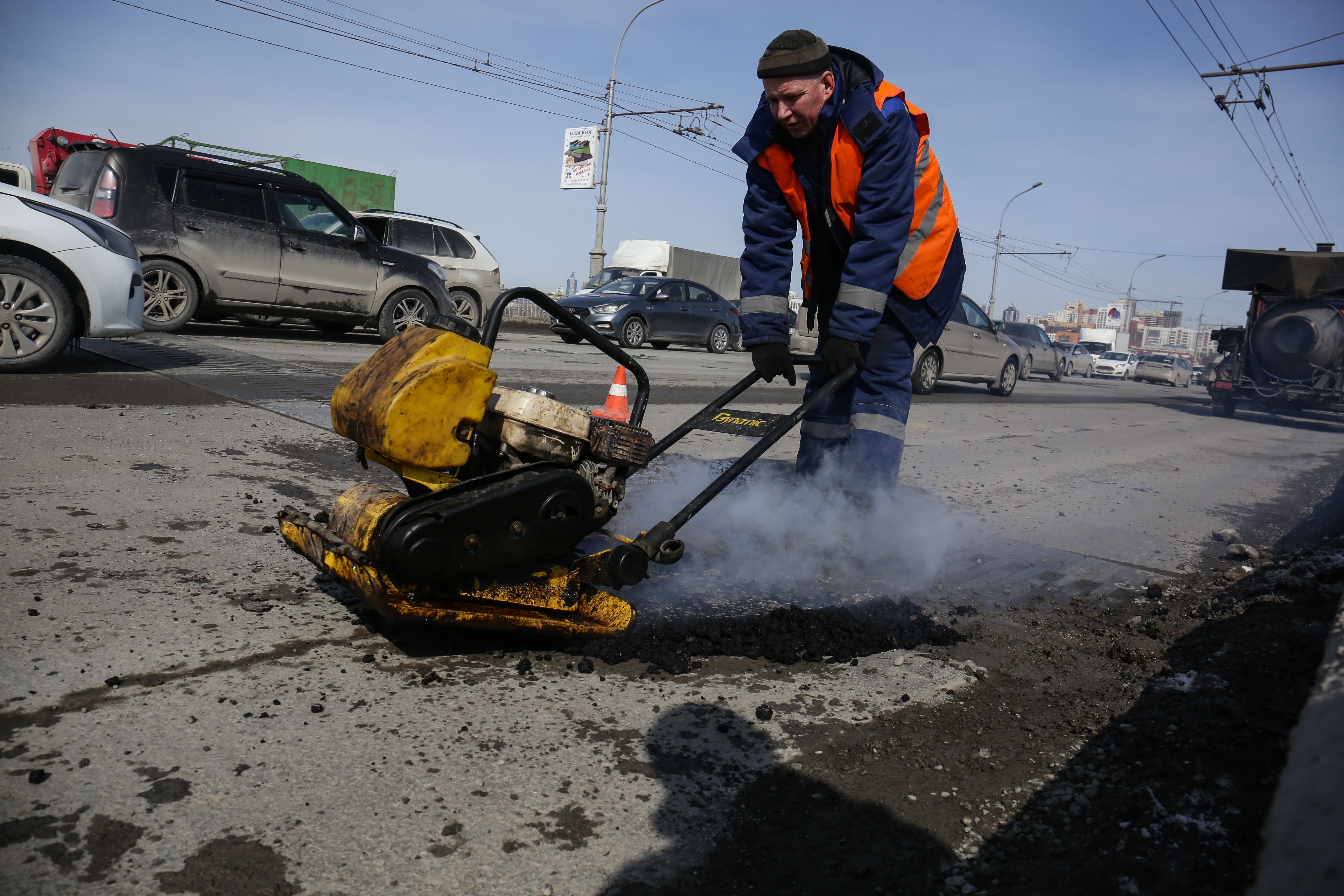Ямочный ремонт на Октябрьском мосту. Апрель 2021 года