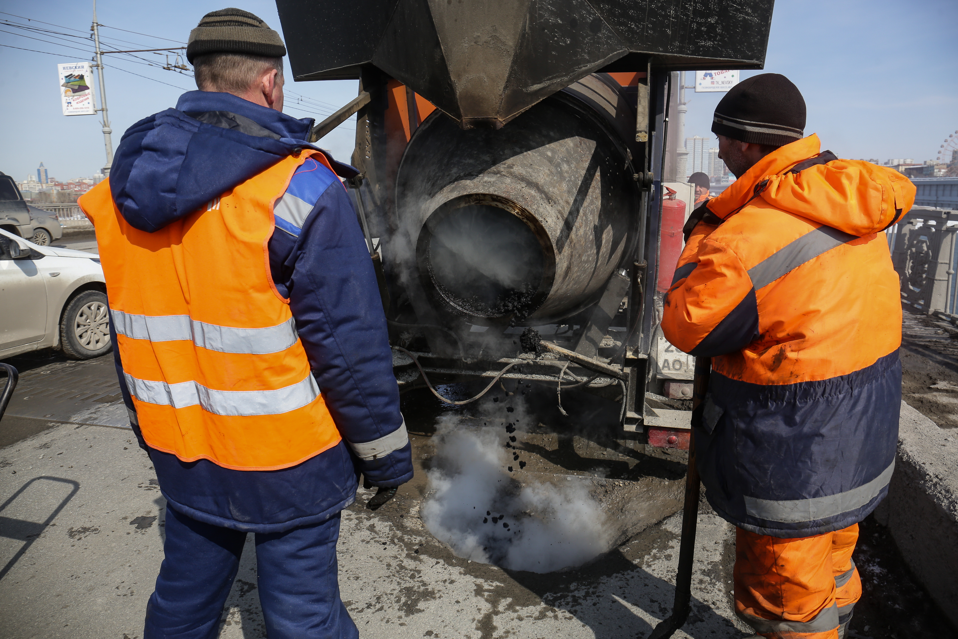 Ямочный ремонт на Октябрьском мосту. Апрель 2021 года