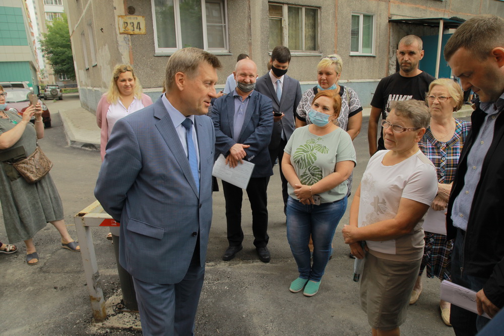 Двор у дома №234 на ул. Толстого