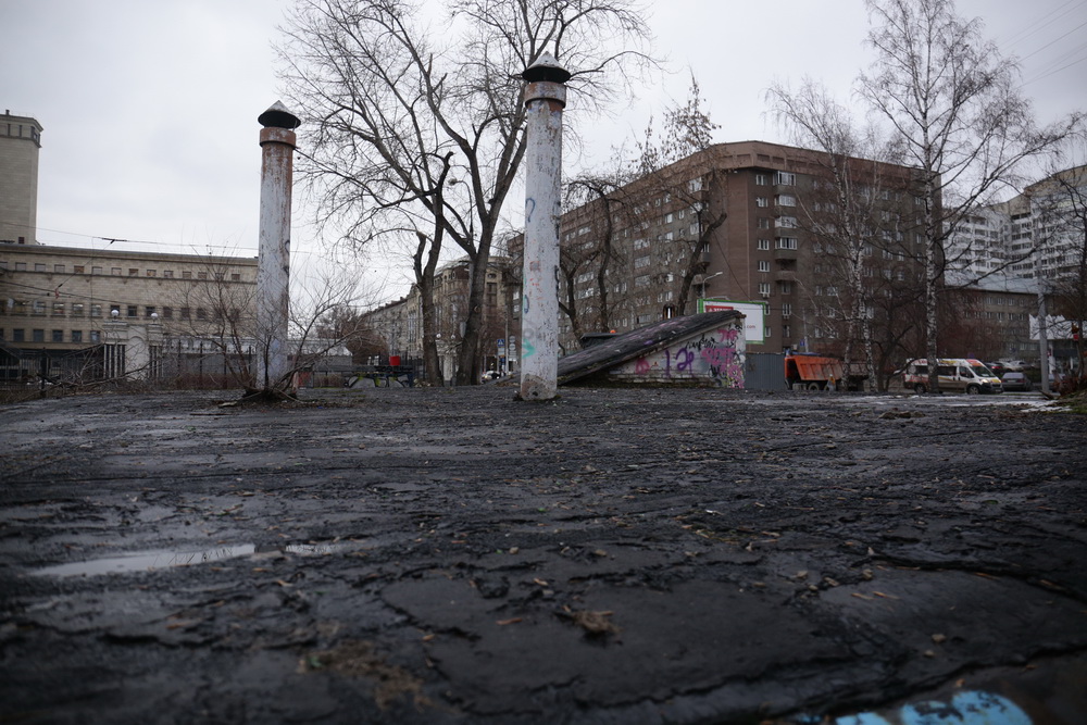 Сквер за оперным театром. Ноябрь 2020 года