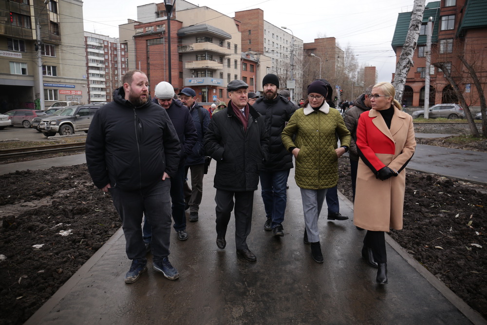 Сквер за оперным театром. Ноябрь 2020 года