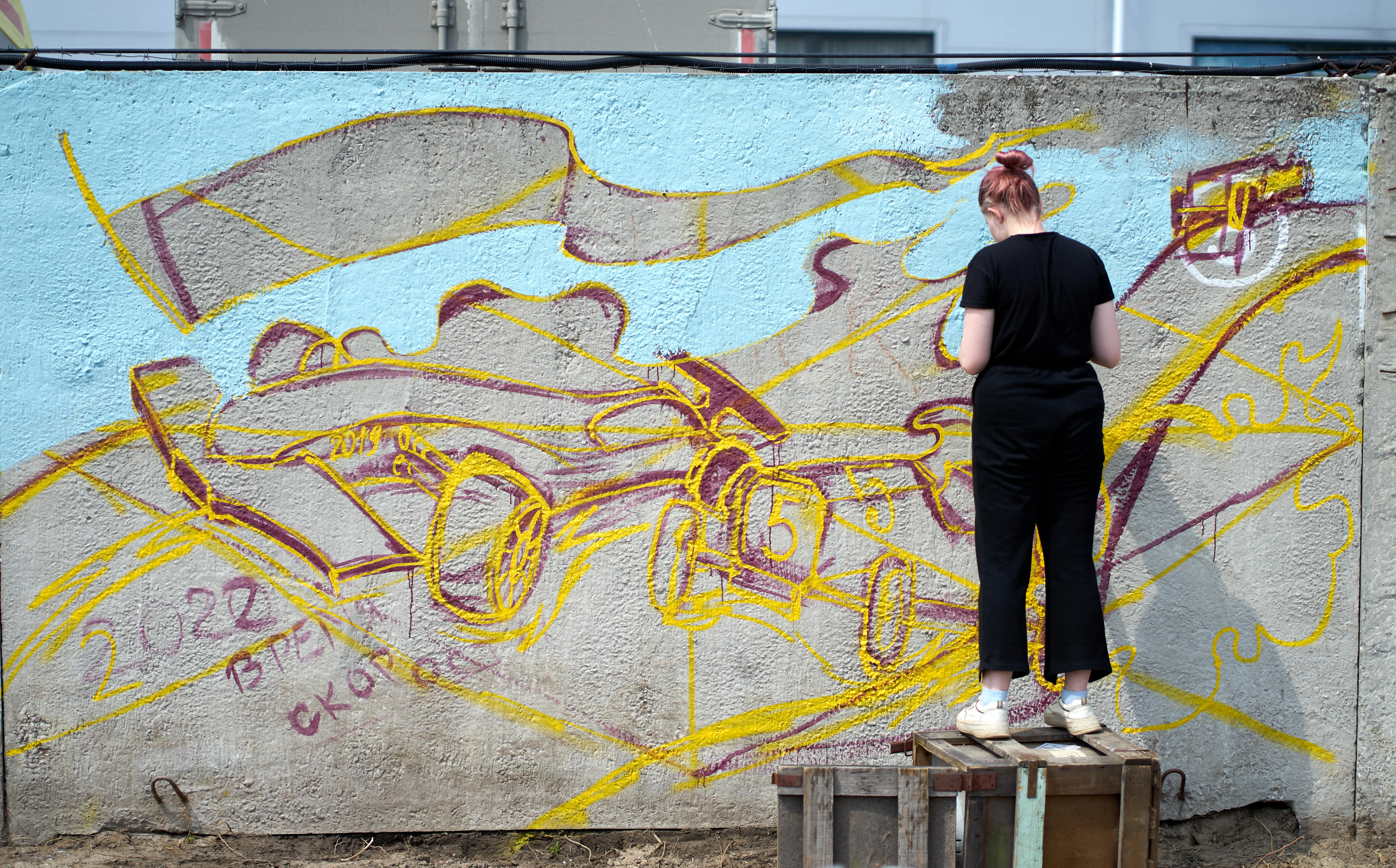 Забор ретромузея «Галерея времени» изрисовали граффити