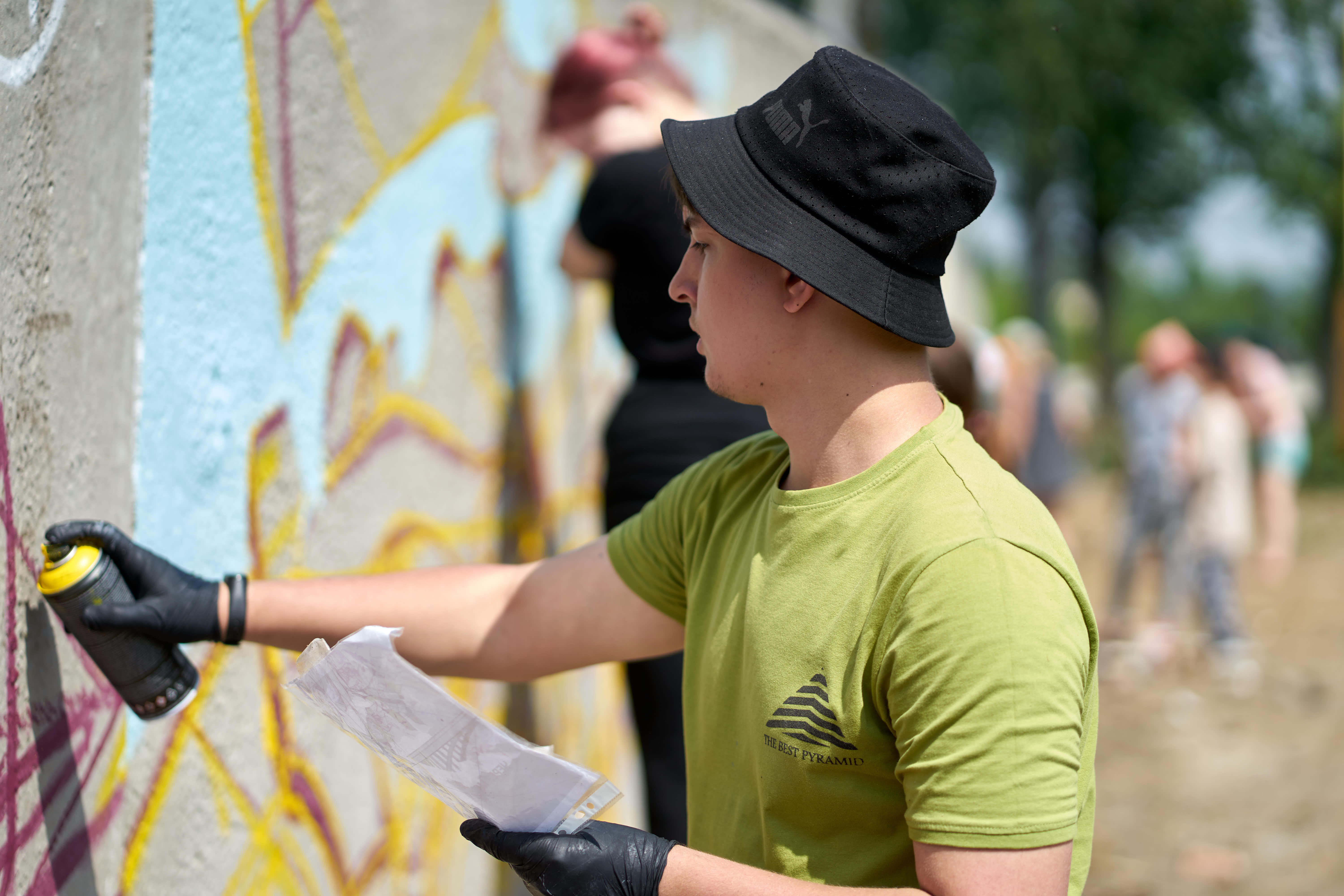 Забор ретромузея «Галерея времени» изрисовали граффити