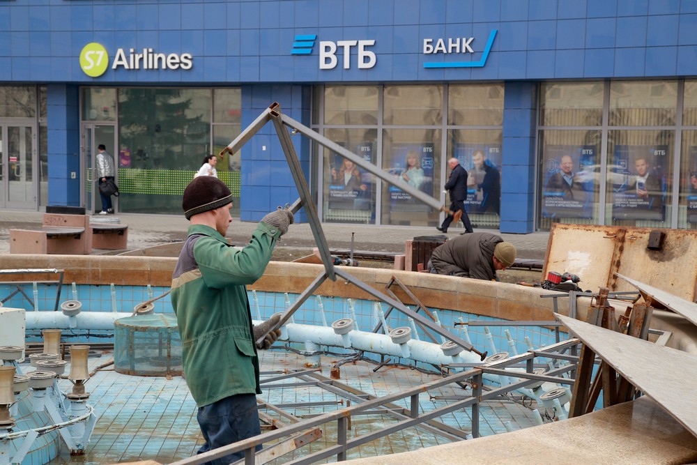 Подготовка фонтана на Орджоникидзе к работе в летний сезон