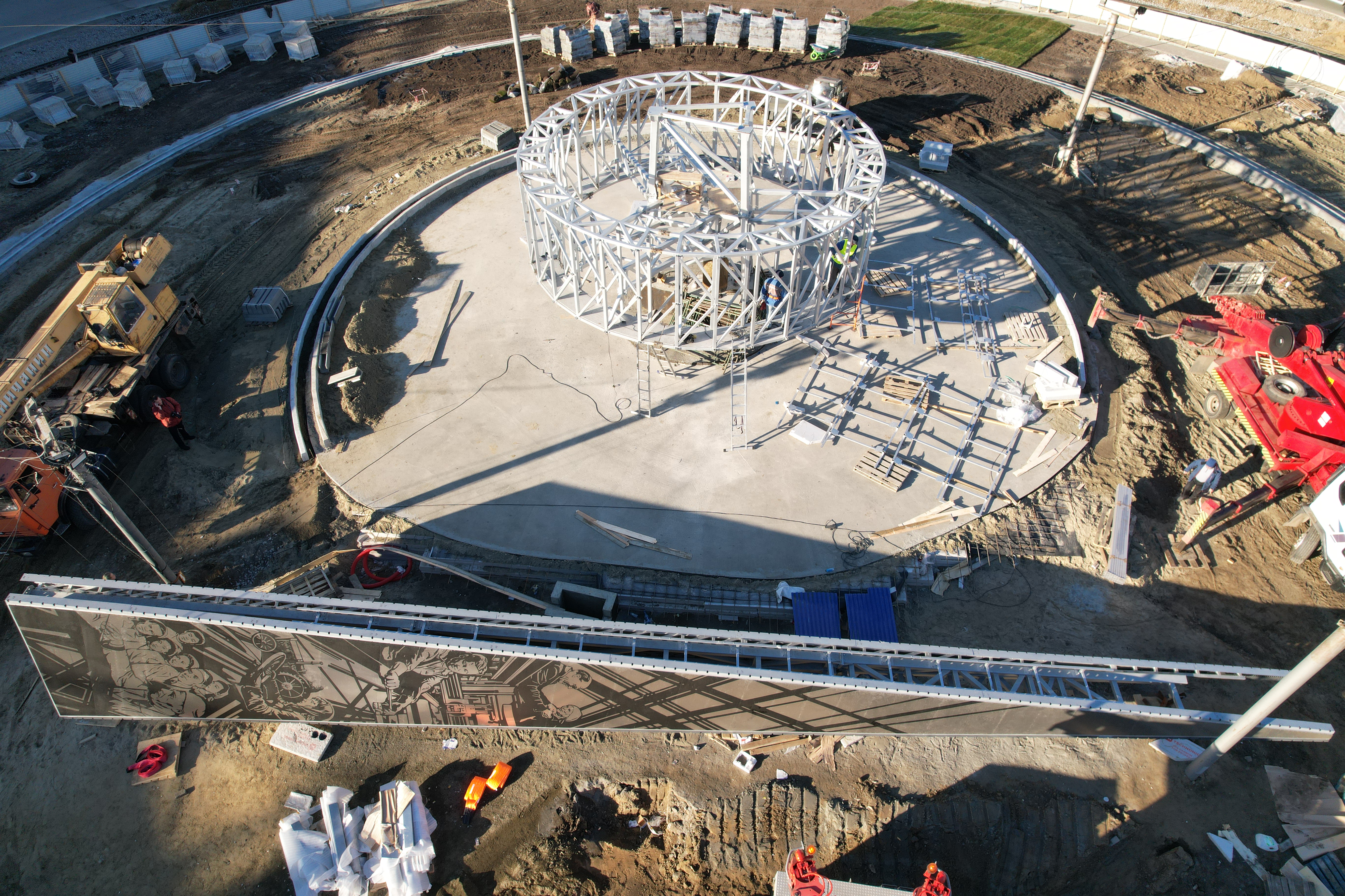 Установка шпиля стелы «Новосибирск — город трудовой доблести». 14 октября 2022 года