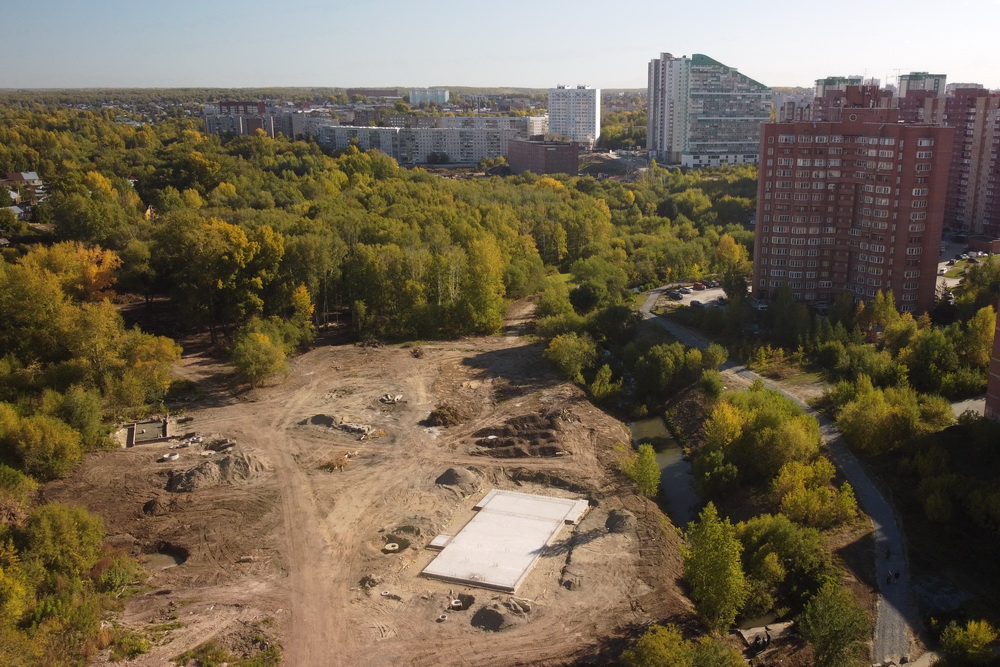 Работы по созданию парка в пойме Каменки. Сентябрь 2022 года