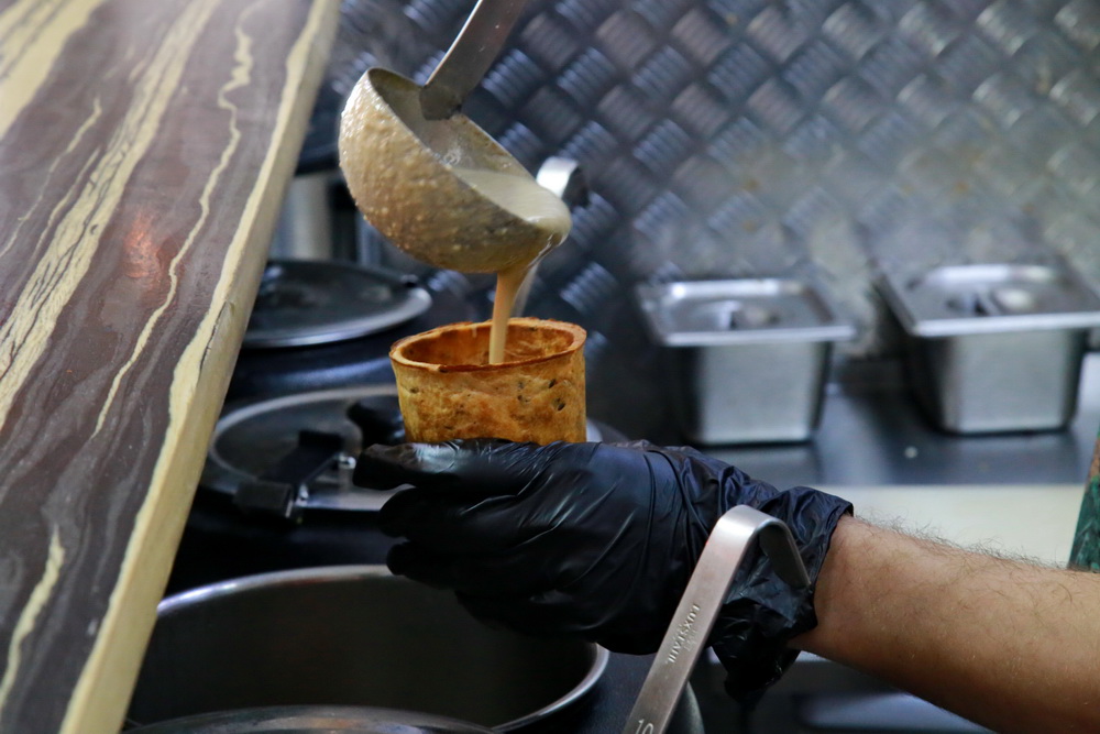 Стаканы пекут из кукурузной муки, пока греется суп. Всегда в наличии суп сырный, грибной и чечевичный. Также есть суп дня — например, морковный с карри или том ям.