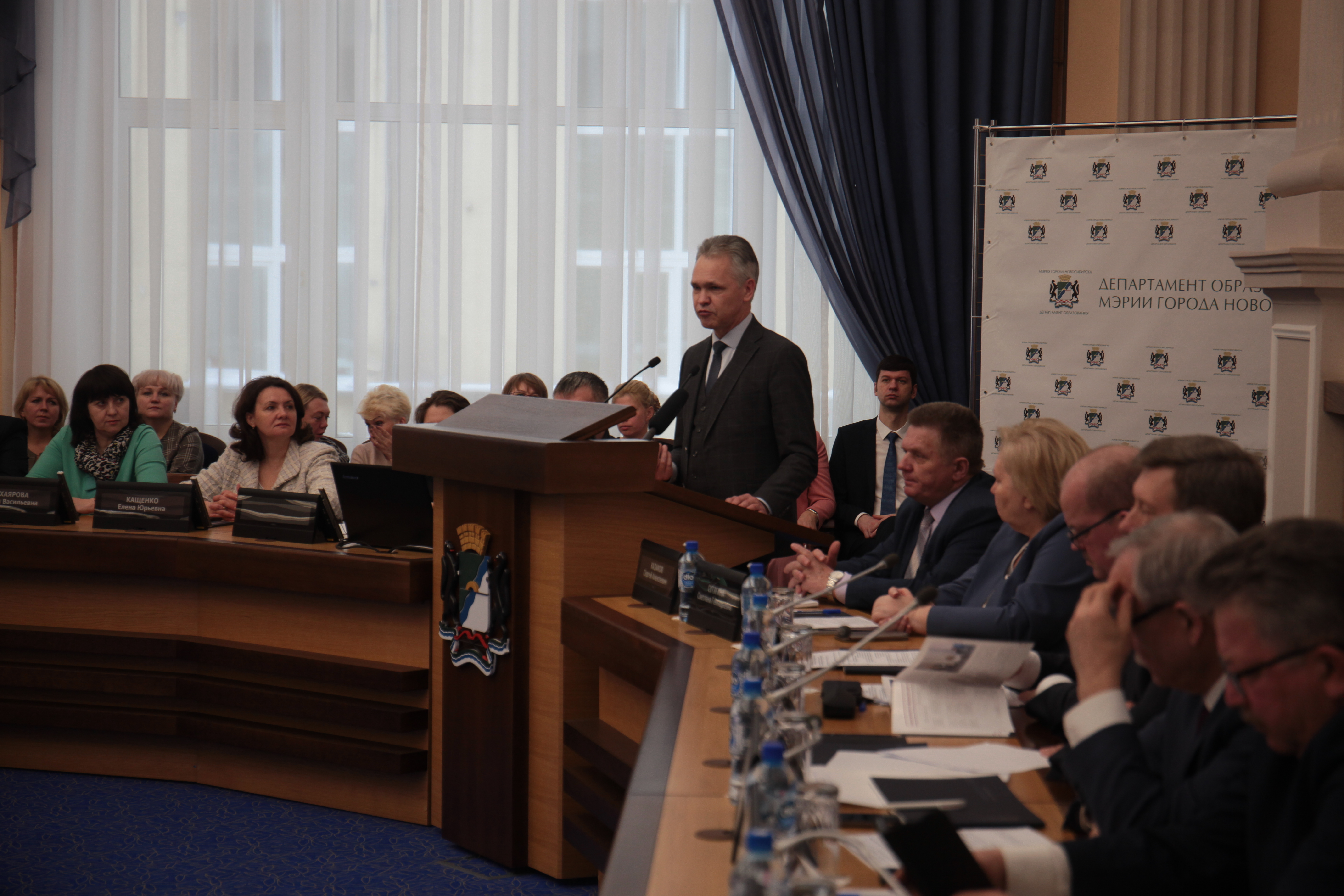 На подведении годовых итогов департамента образования