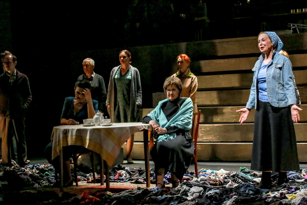 Спектакль «Время секонд хэнд» (Омский театр драмы)