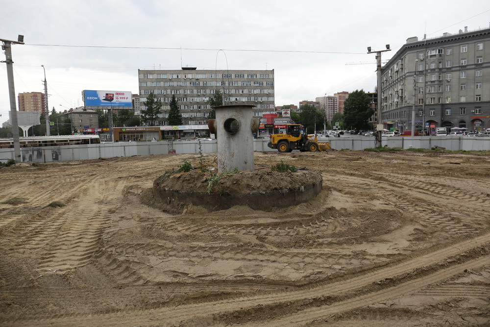 Подготовка к установке стелы на площади Калинина. Июнь 2022 года