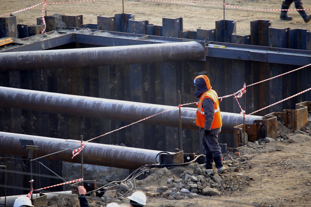 Вид на стройку моста с правого берега. Март 2021 года