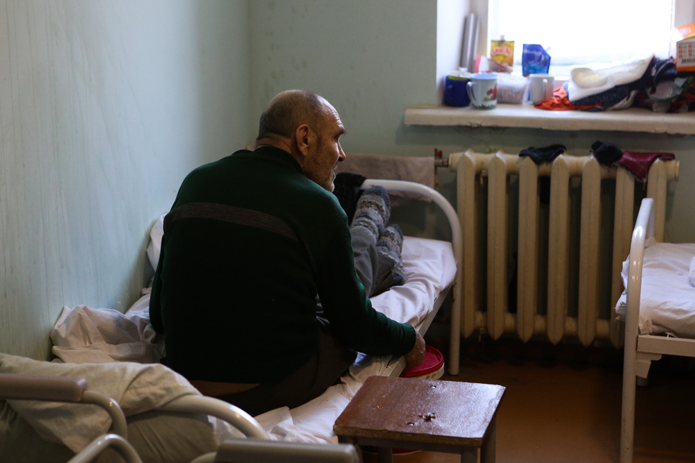 Милосердие, доброта и огромное терпение — без таких качеств в этих стенах делать нечего. Для человека неподготовленного подобные визиты оставляют за собой тягостное, гнетущее ощущение. После общения с этими людьми тоже хочется плакать.