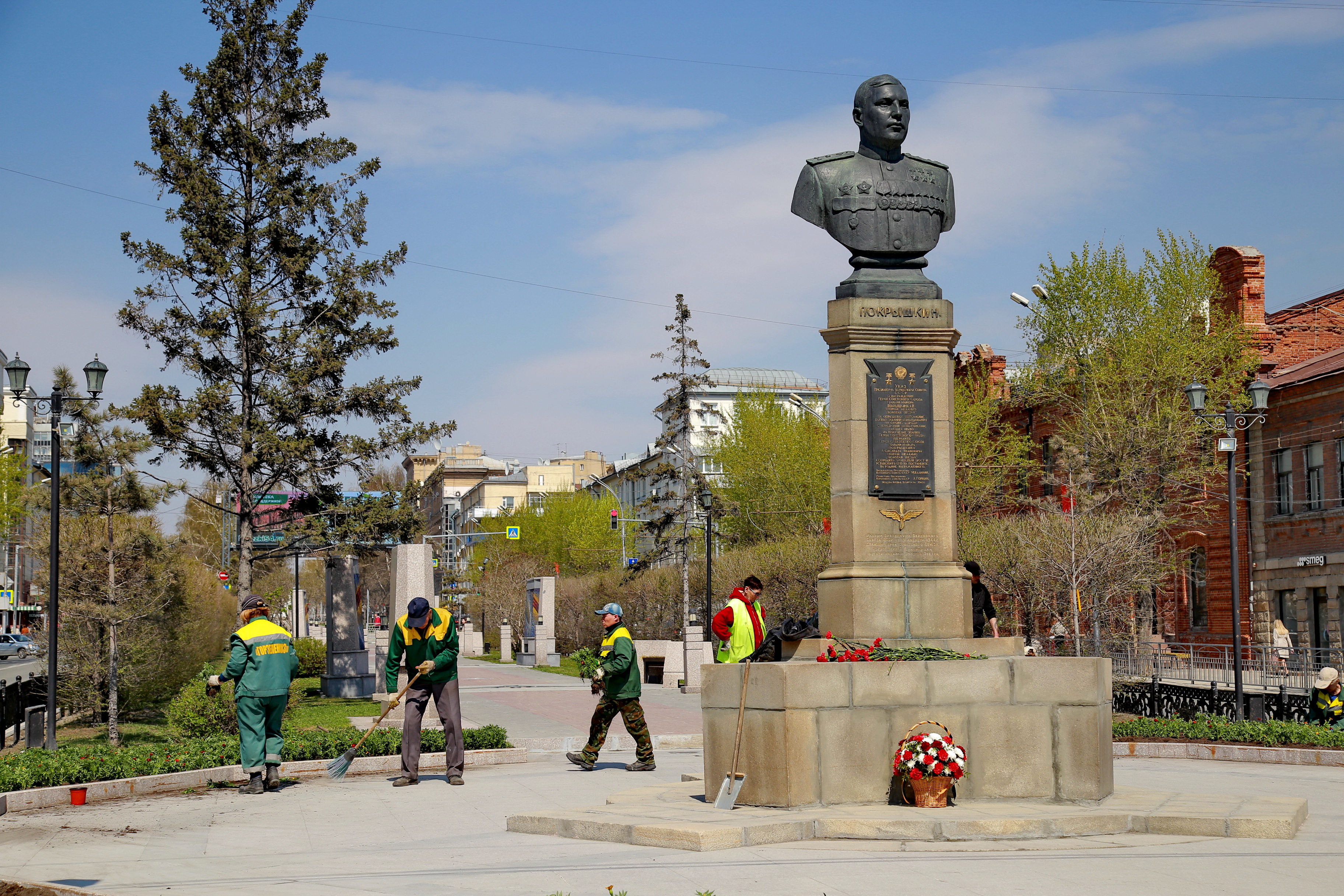 Ярко-красные бархатцы высадили у памятника Покрышкину в Новосибирске