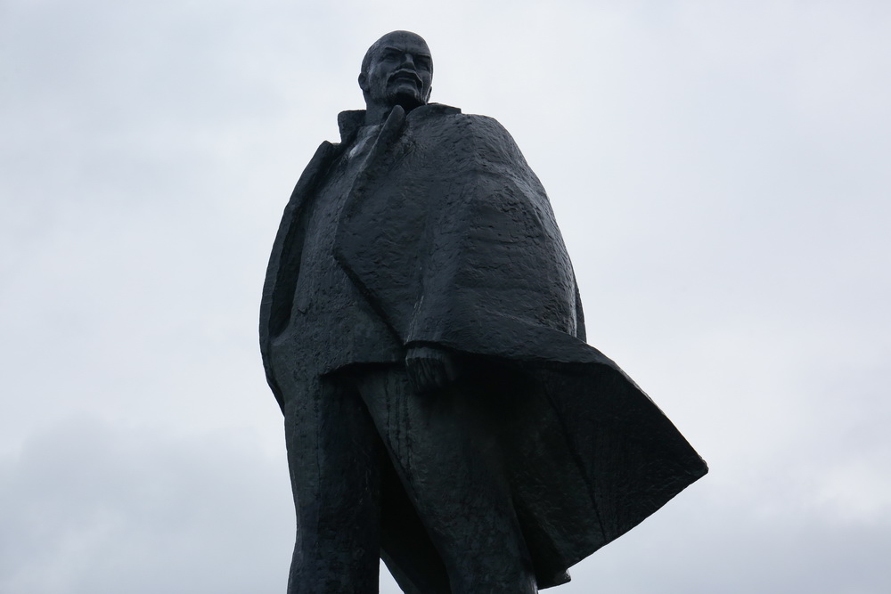 Памятник на площади Ленина